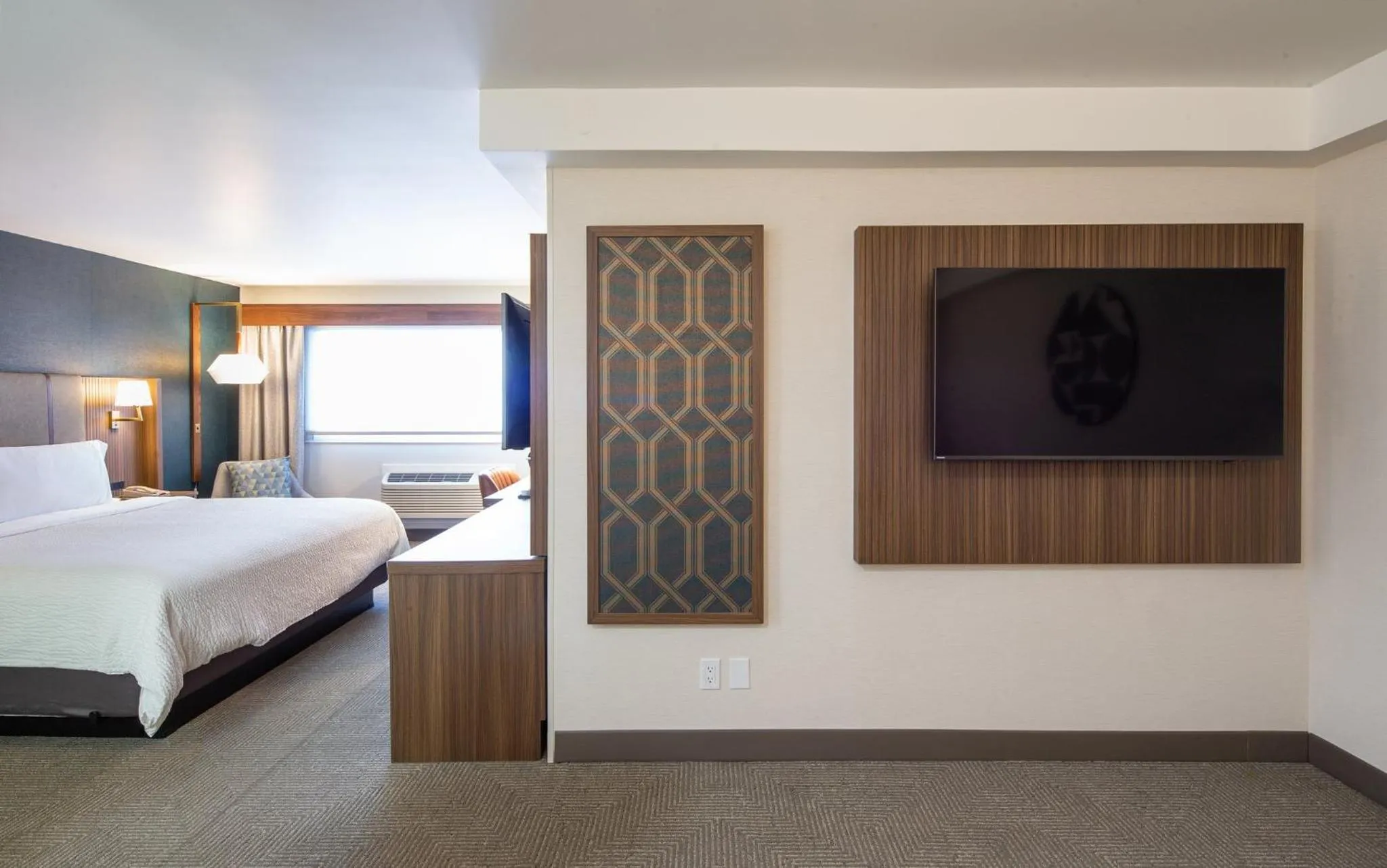 Photo of the whole room, Bed in Holiday Inn Hinton by IHG