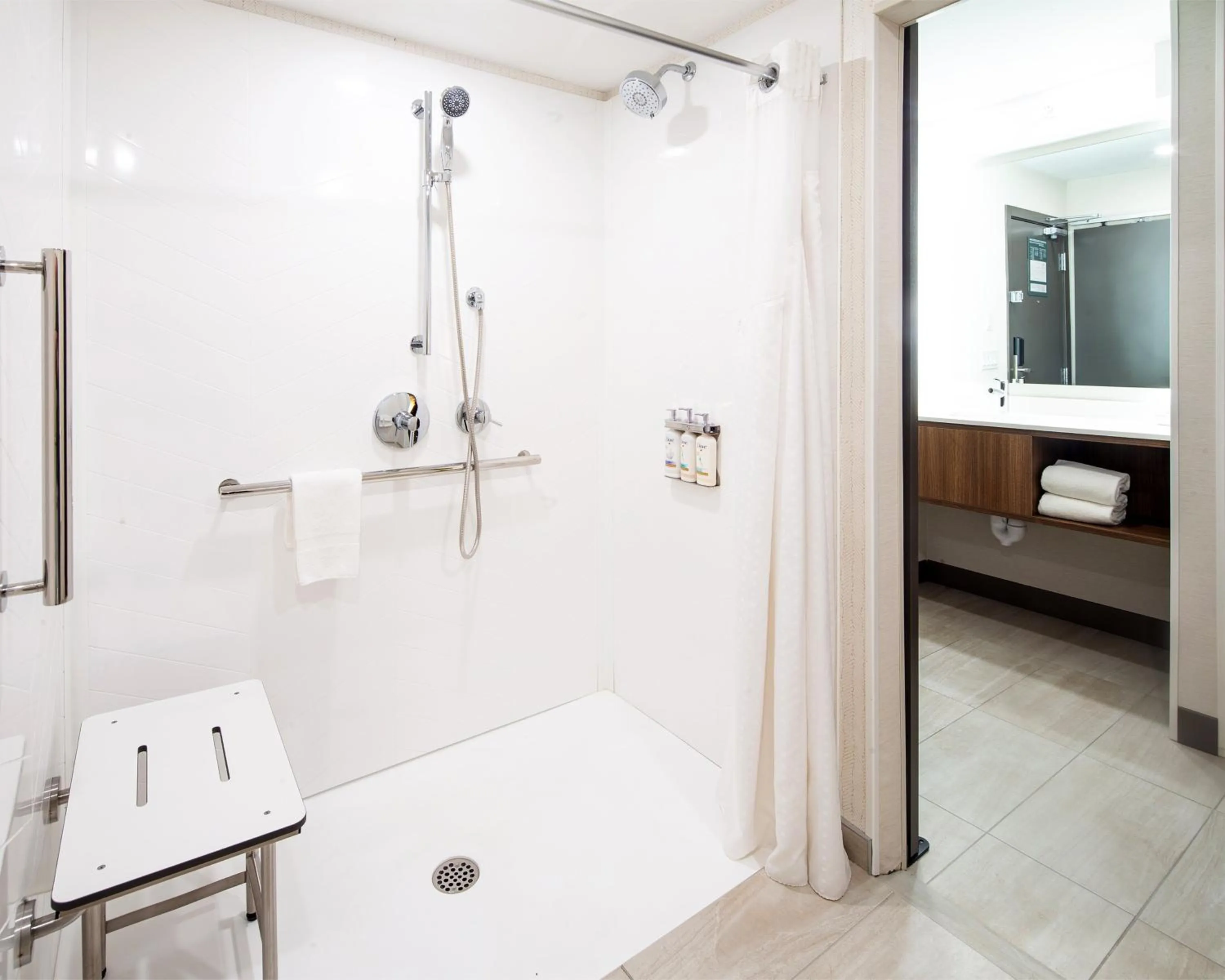 Photo of the whole room in Holiday Inn Hinton by IHG