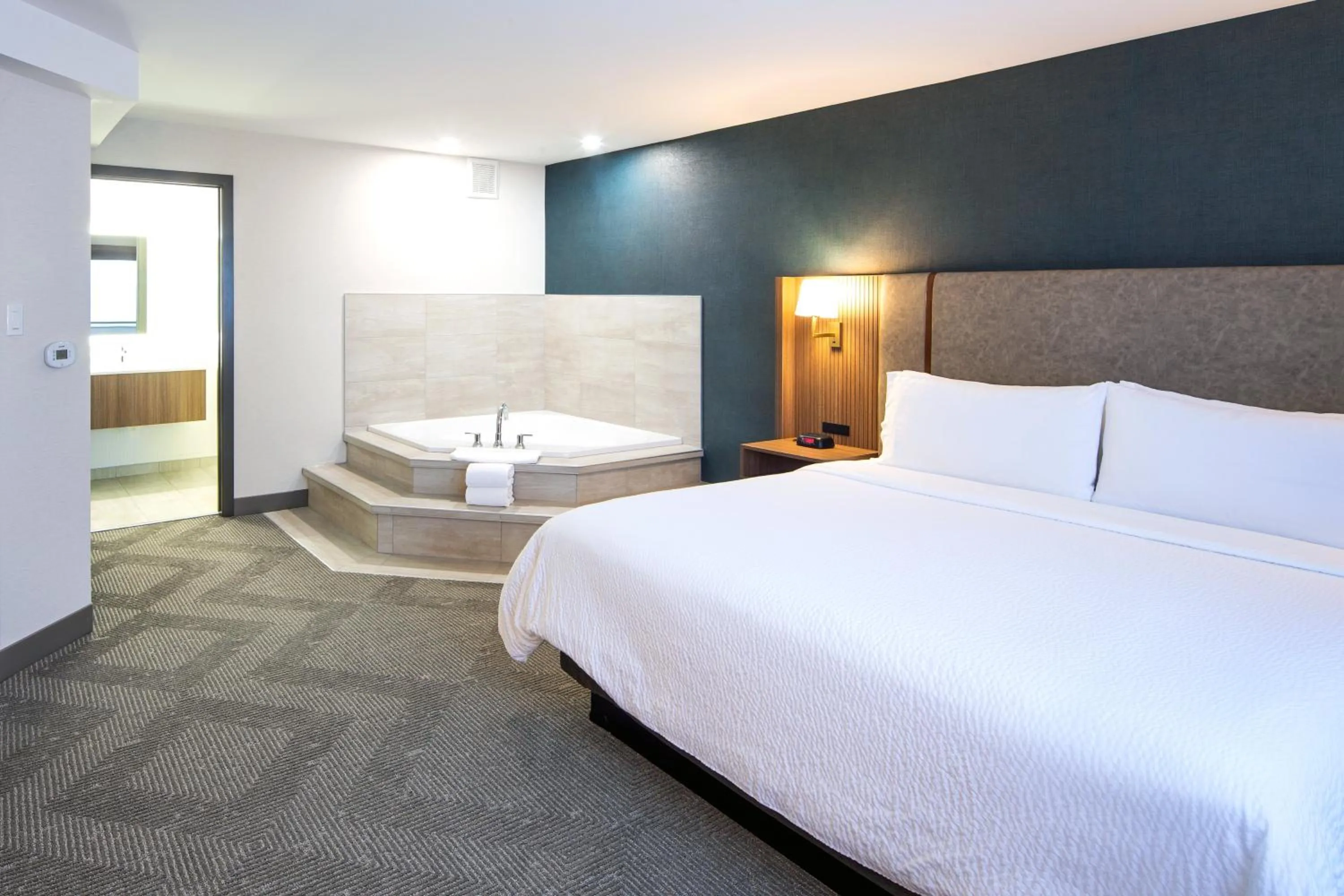 Photo of the whole room, Bed in Holiday Inn Hinton by IHG