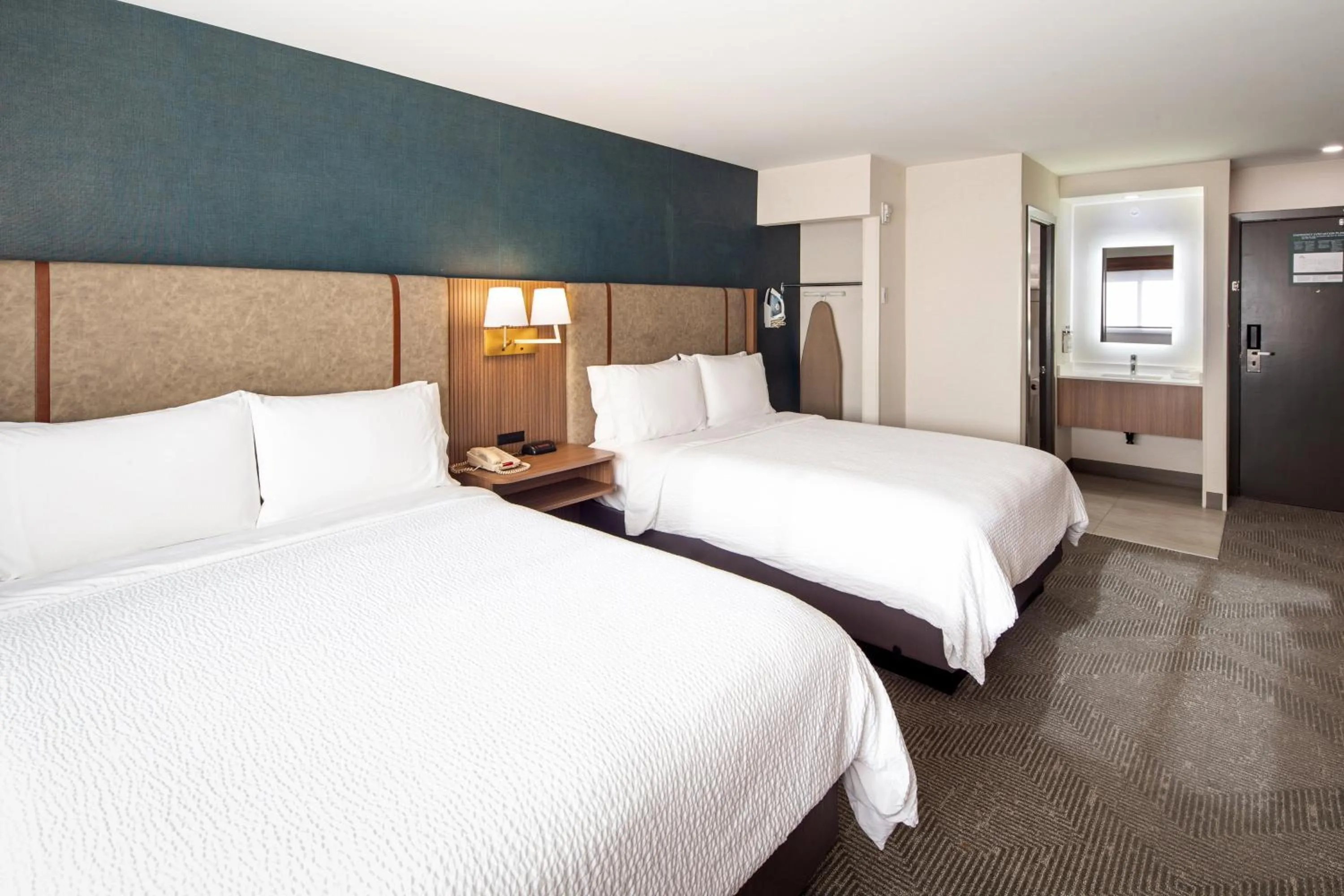 Photo of the whole room, Bed in Holiday Inn Hinton by IHG