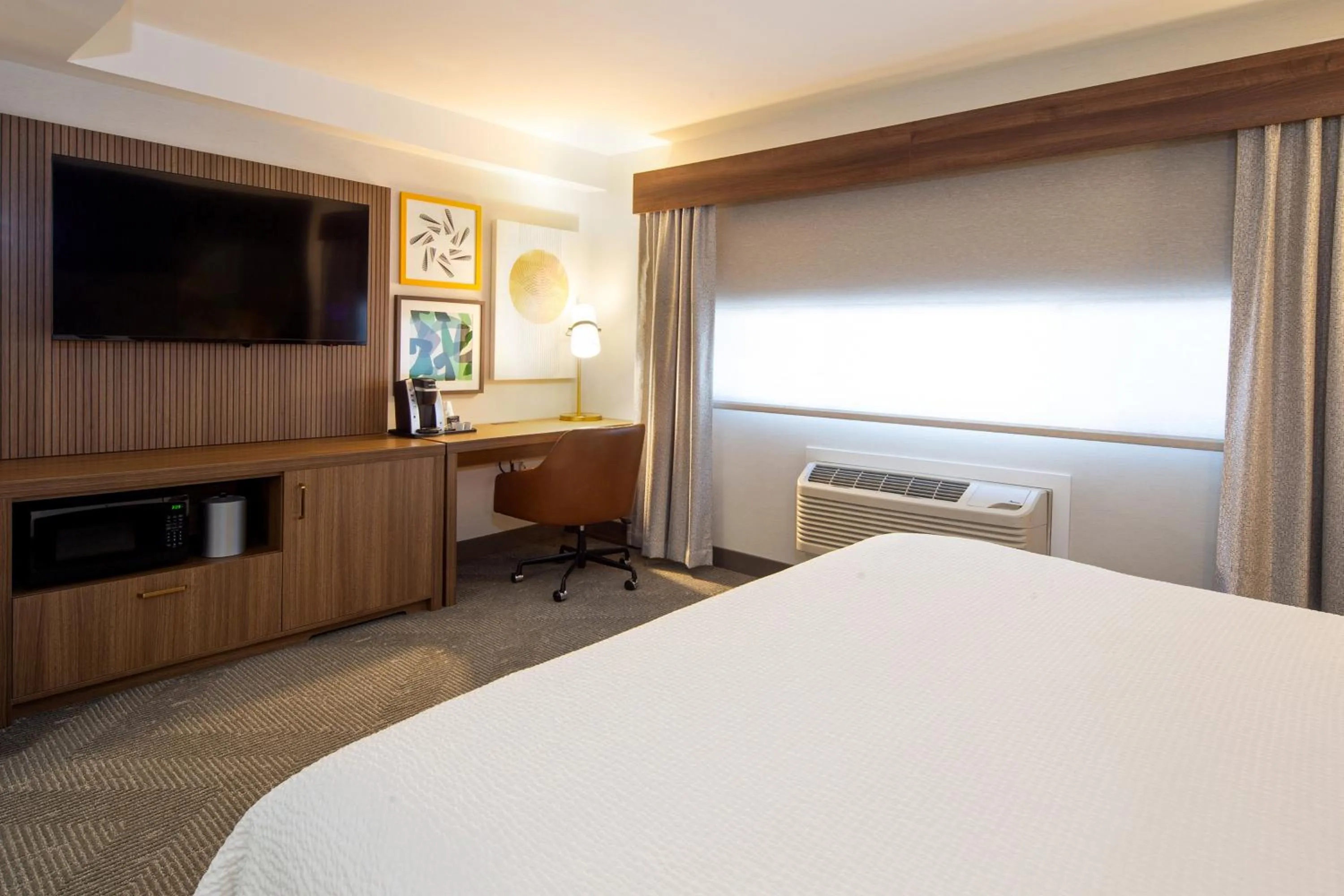 Photo of the whole room, Bed in Holiday Inn Hinton by IHG