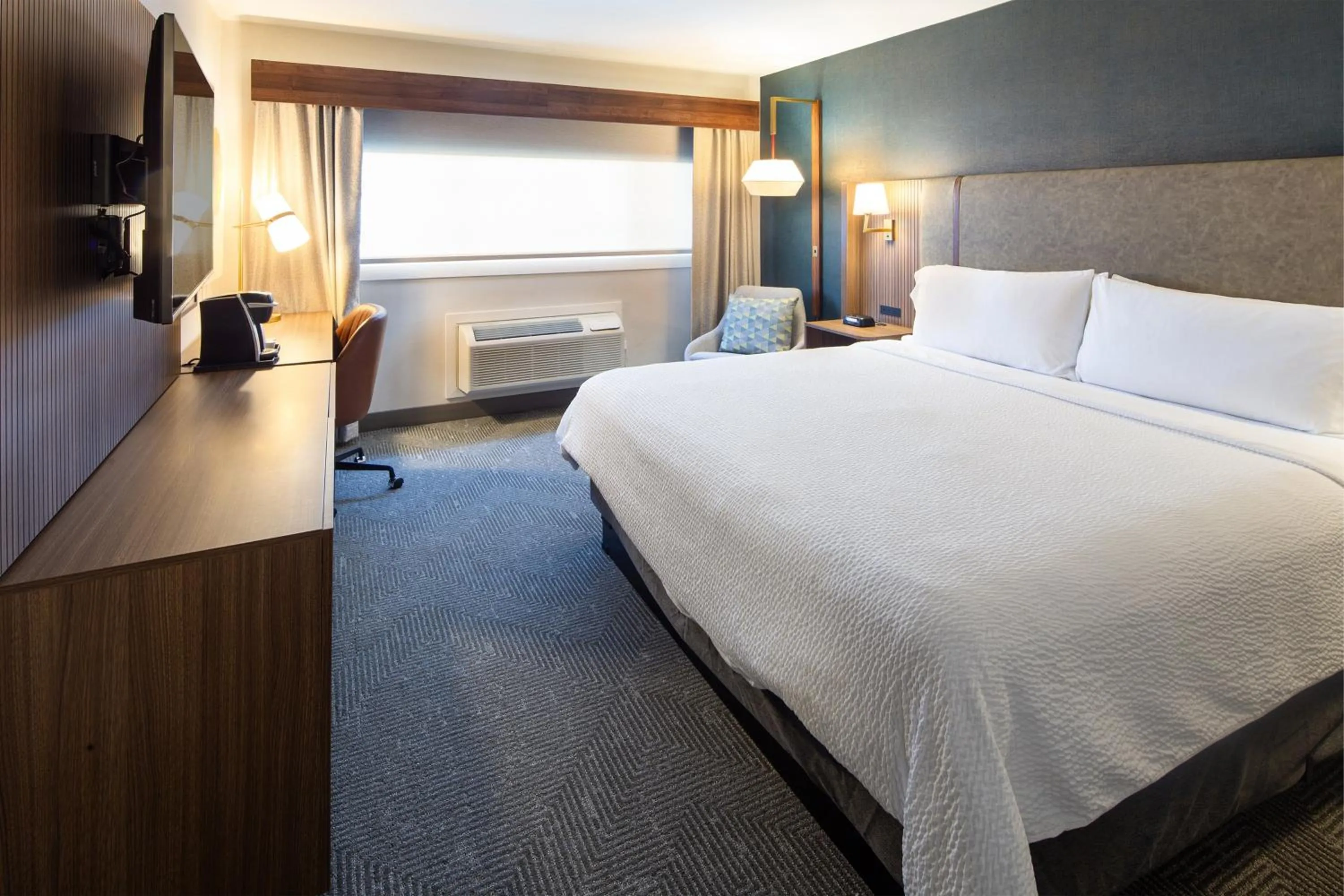 Photo of the whole room, Bed in Holiday Inn Hinton by IHG