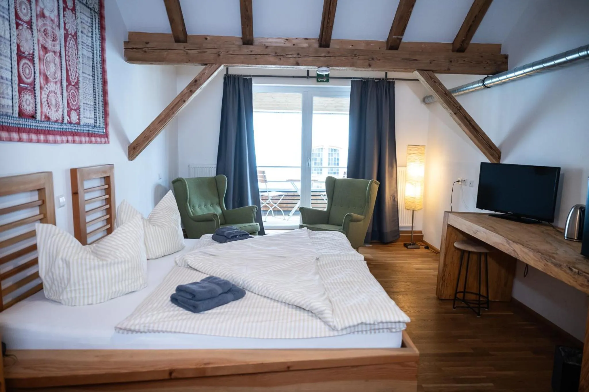 Photo of the whole room, Bed in Alte Kass Hotel & Kaffeehaus