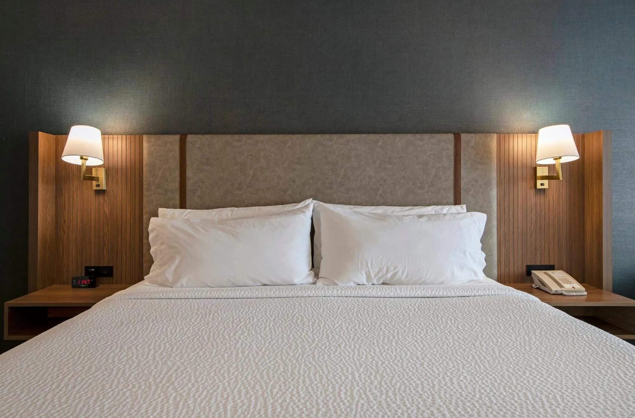 Photo of the whole room, Bed in Holiday Inn Hotel and Suites-Kamloops by IHG