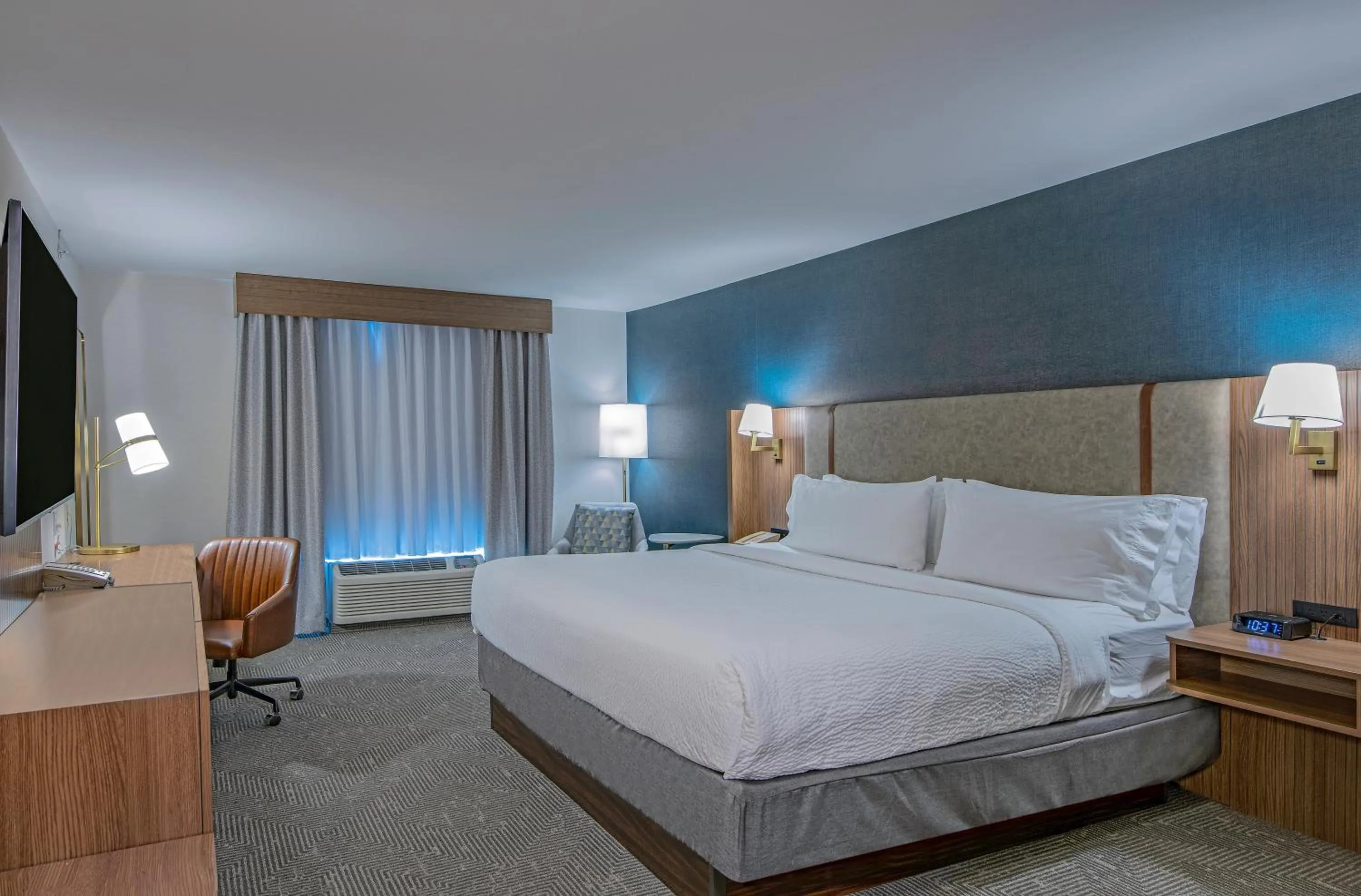 Bed in Holiday Inn Hotel and Suites-Kamloops by IHG