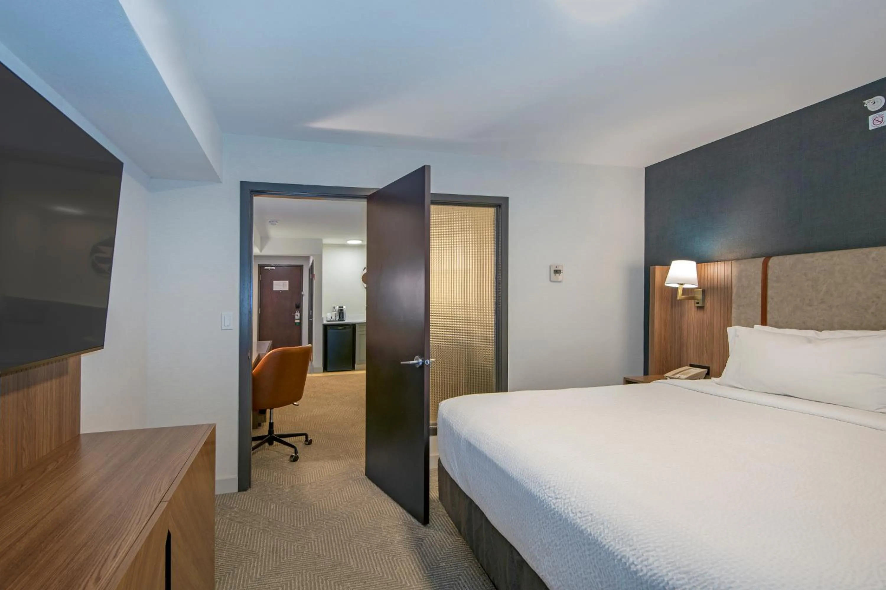 Photo of the whole room, Bed in Holiday Inn Hotel and Suites-Kamloops by IHG