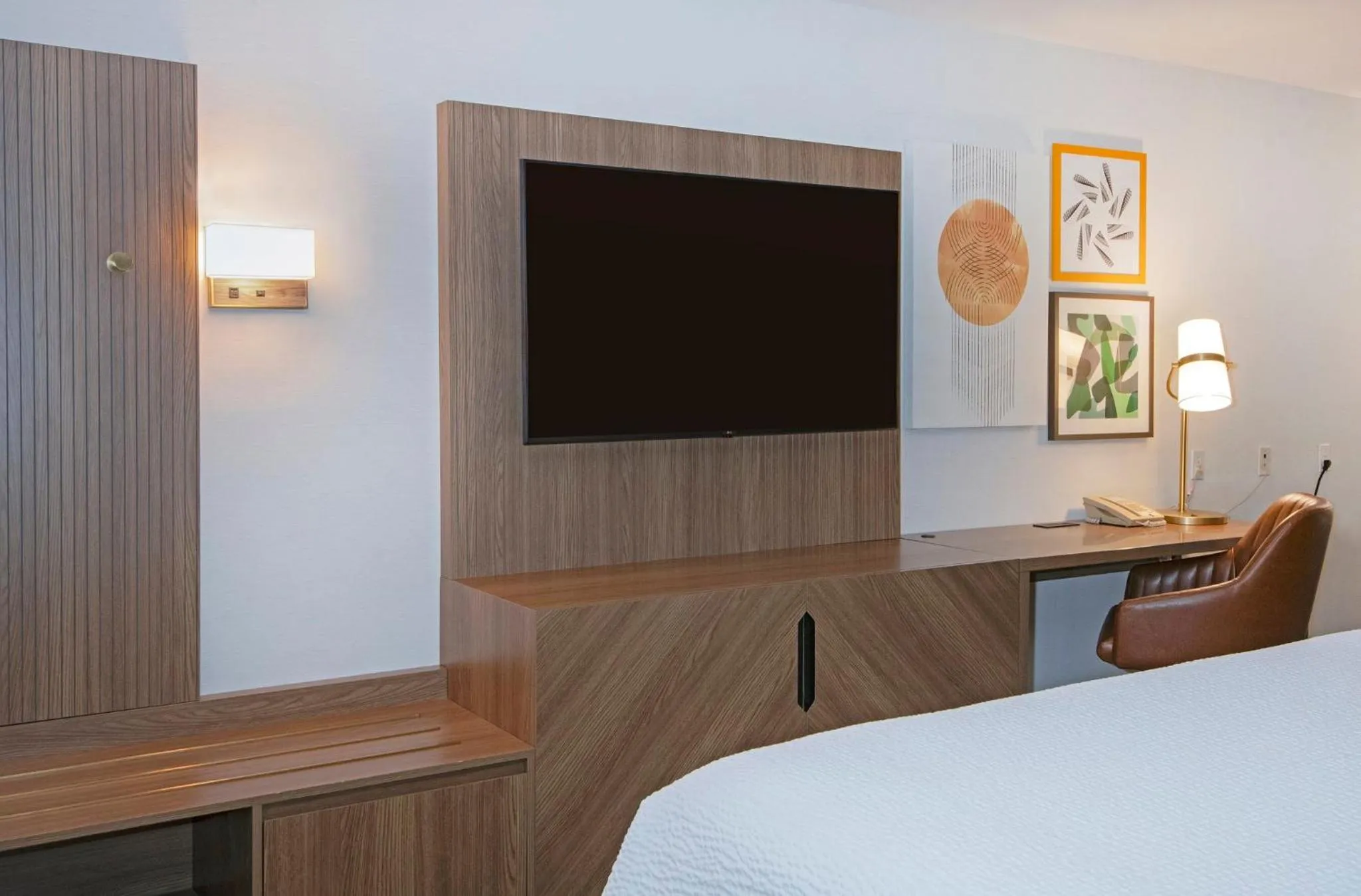 Photo of the whole room, Bed in Holiday Inn Hotel and Suites-Kamloops by IHG