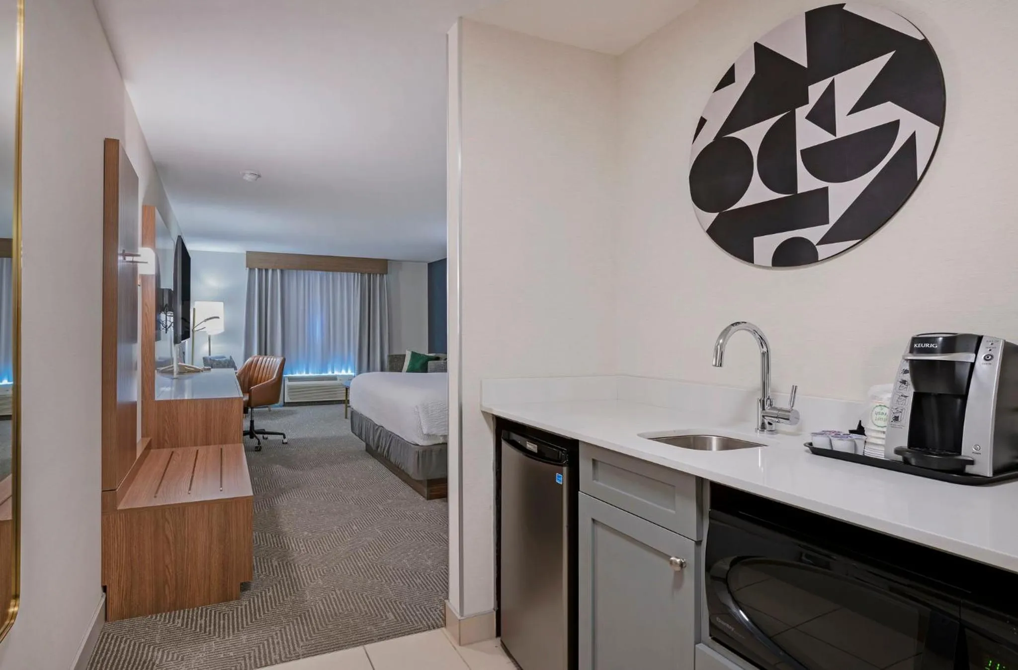 Photo of the whole room, Bed in Holiday Inn Hotel and Suites-Kamloops by IHG