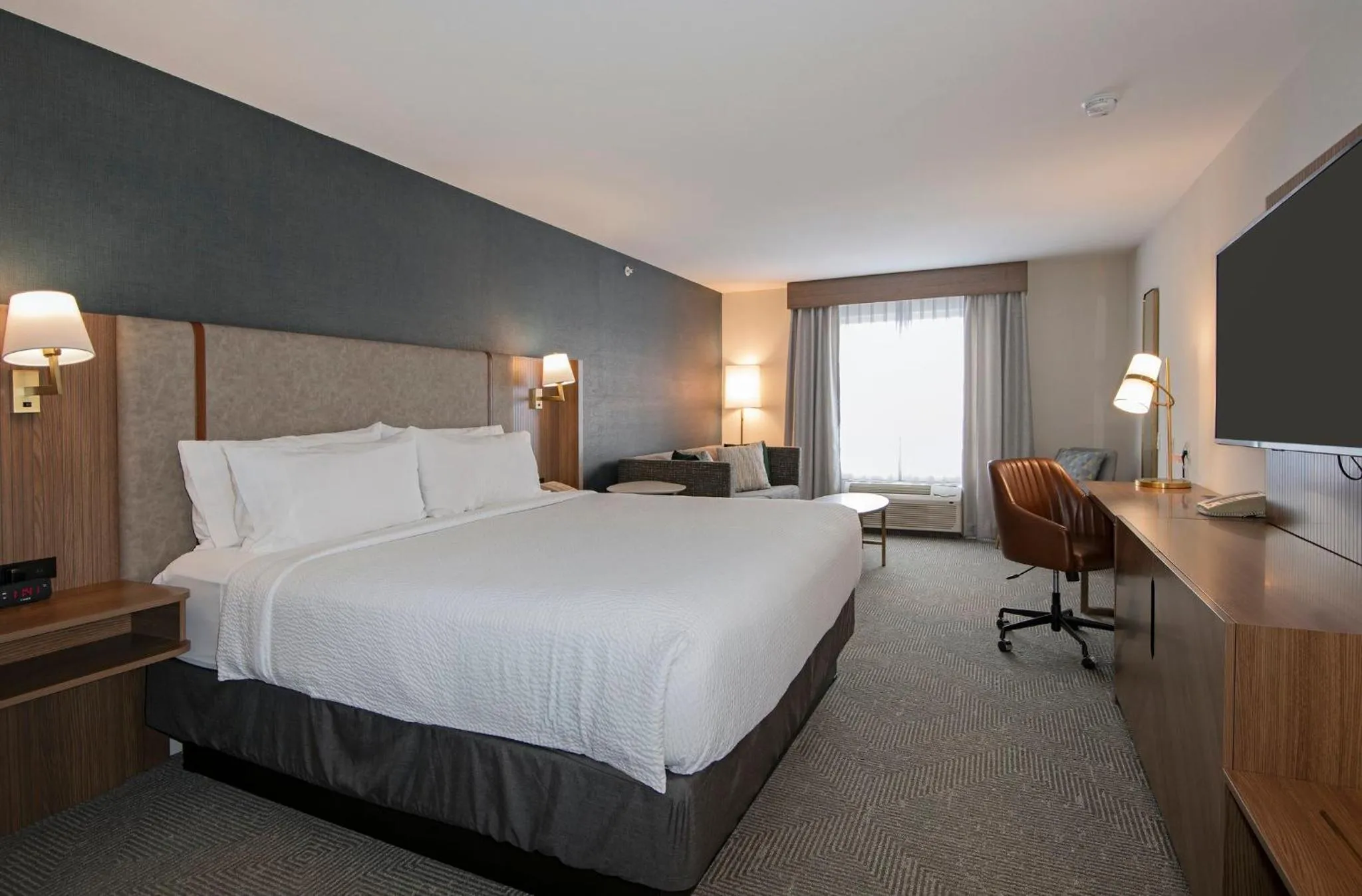 Photo of the whole room, Bed in Holiday Inn Hotel and Suites-Kamloops by IHG