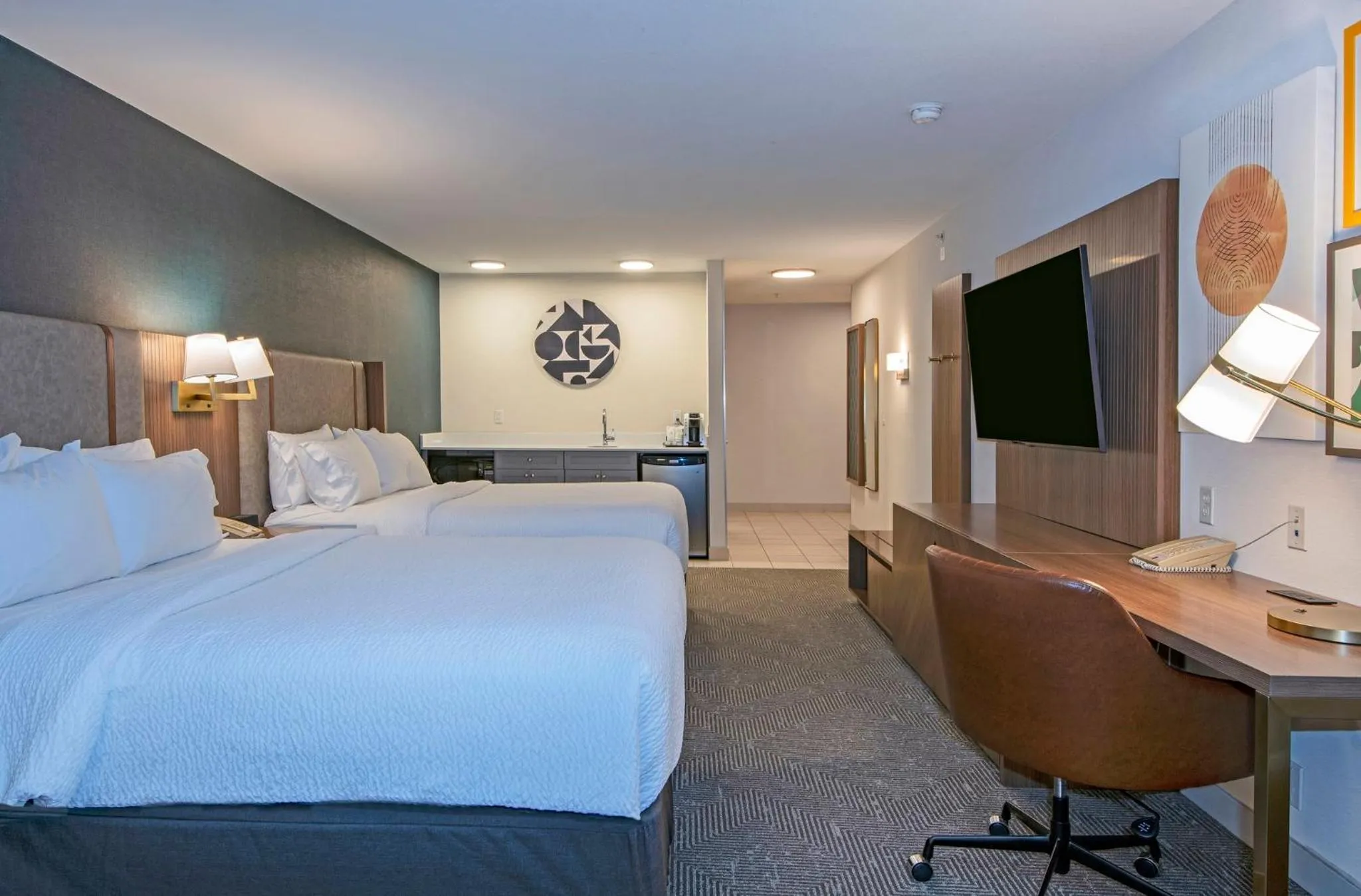 Photo of the whole room, Bed in Holiday Inn Hotel and Suites-Kamloops by IHG