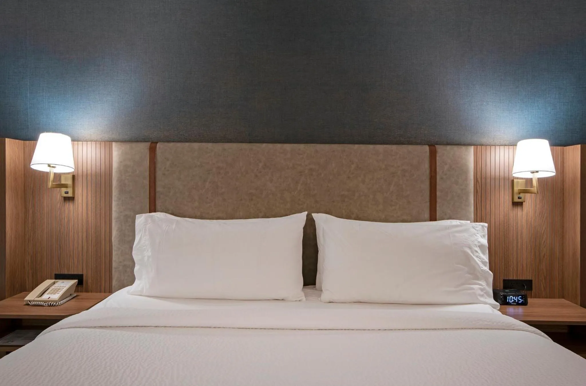 Photo of the whole room, Bed in Holiday Inn Hotel and Suites-Kamloops by IHG