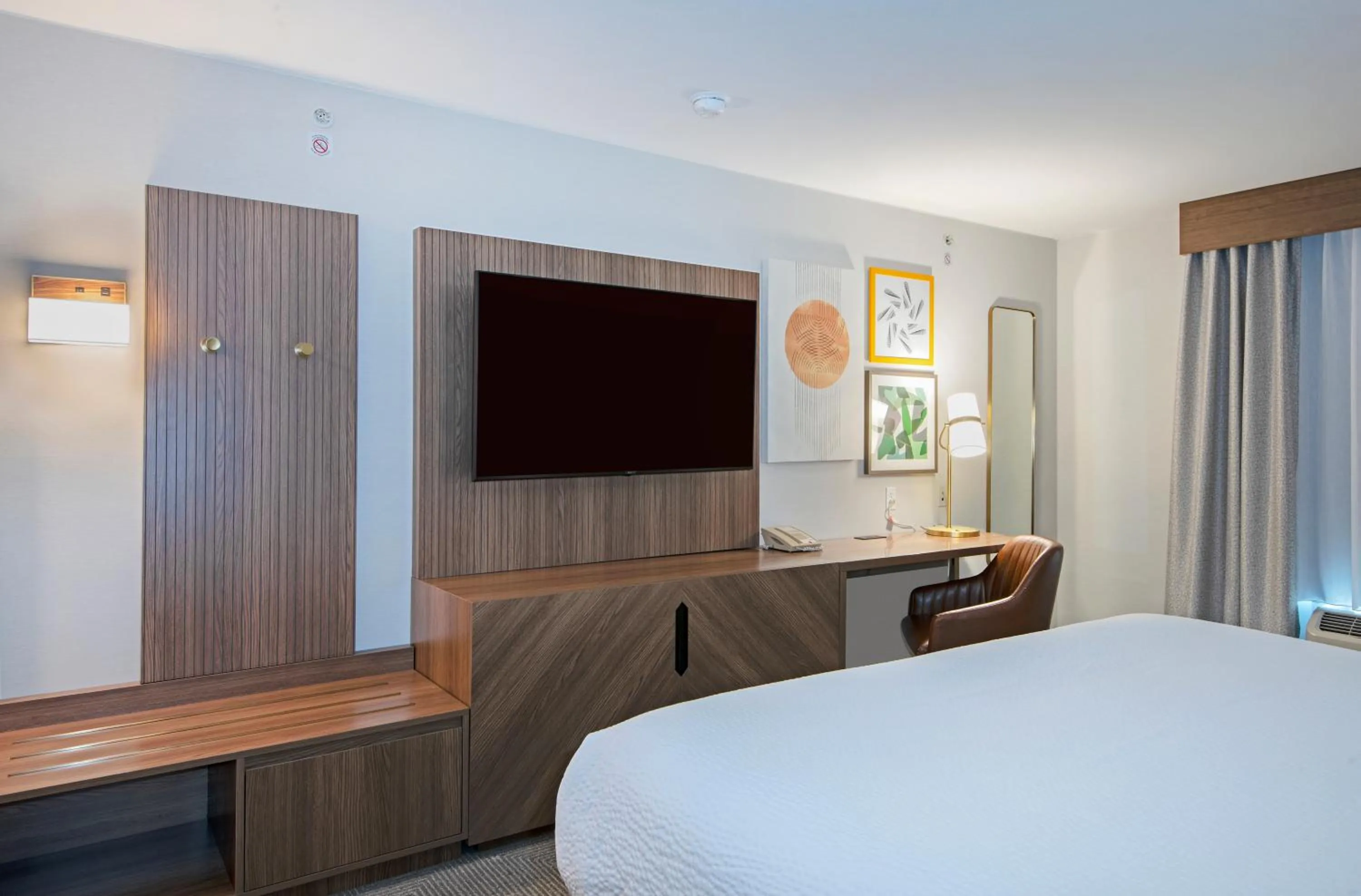 TV and multimedia, Bed in Holiday Inn Hotel and Suites-Kamloops by IHG