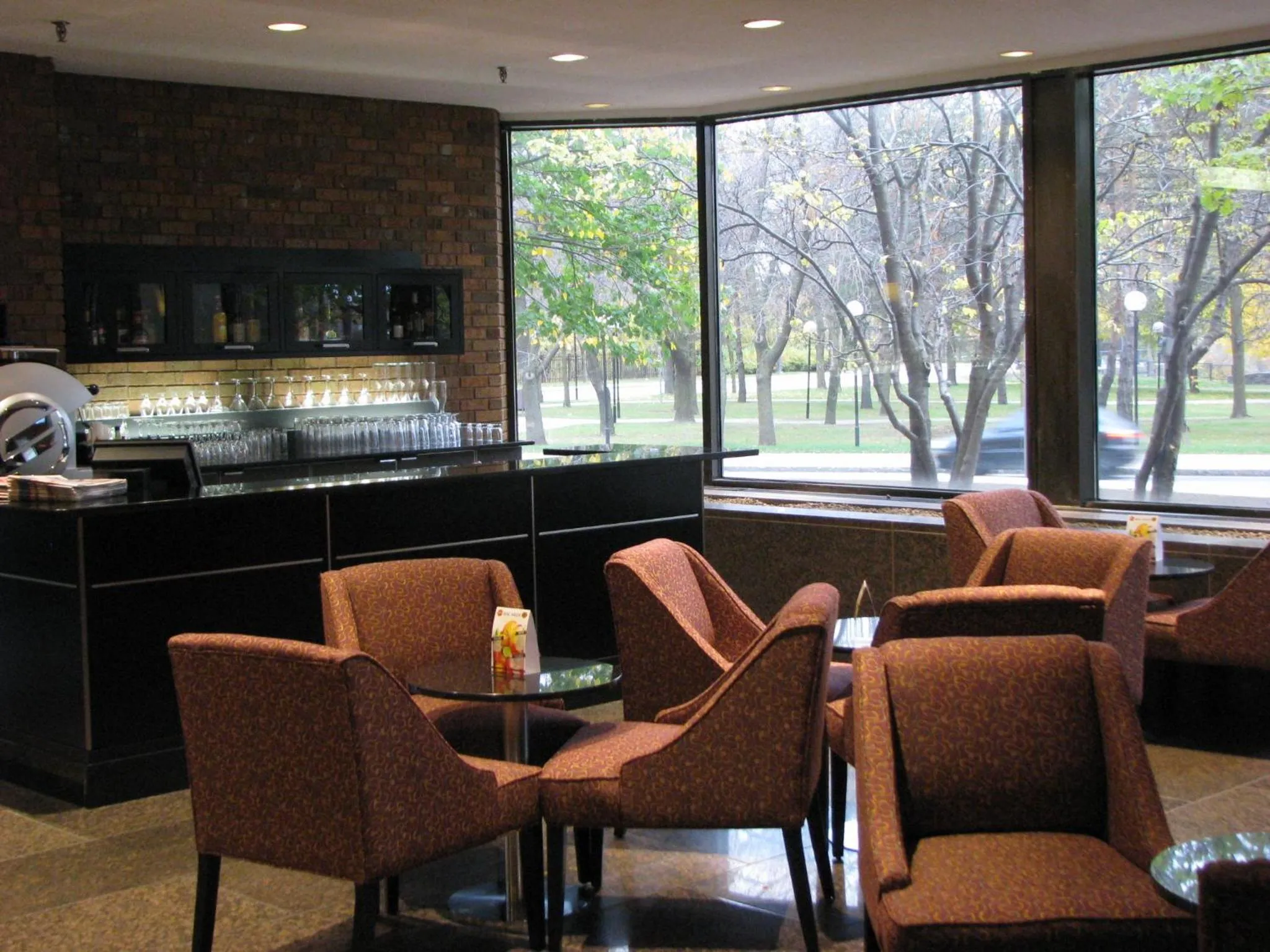 Lounge or bar in Hotel Chateauneuf Gatineau-Ottawa