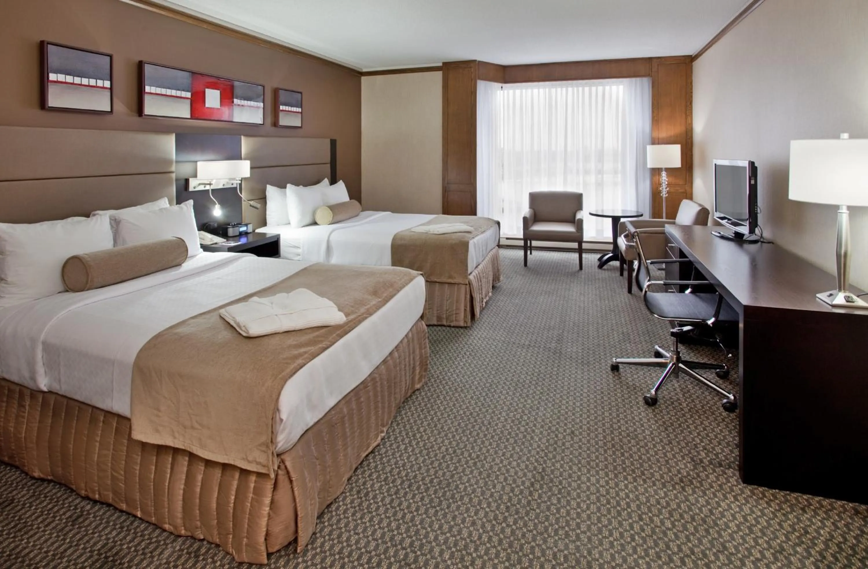 Photo of the whole room, Bed in Hotel Chateauneuf Gatineau-Ottawa