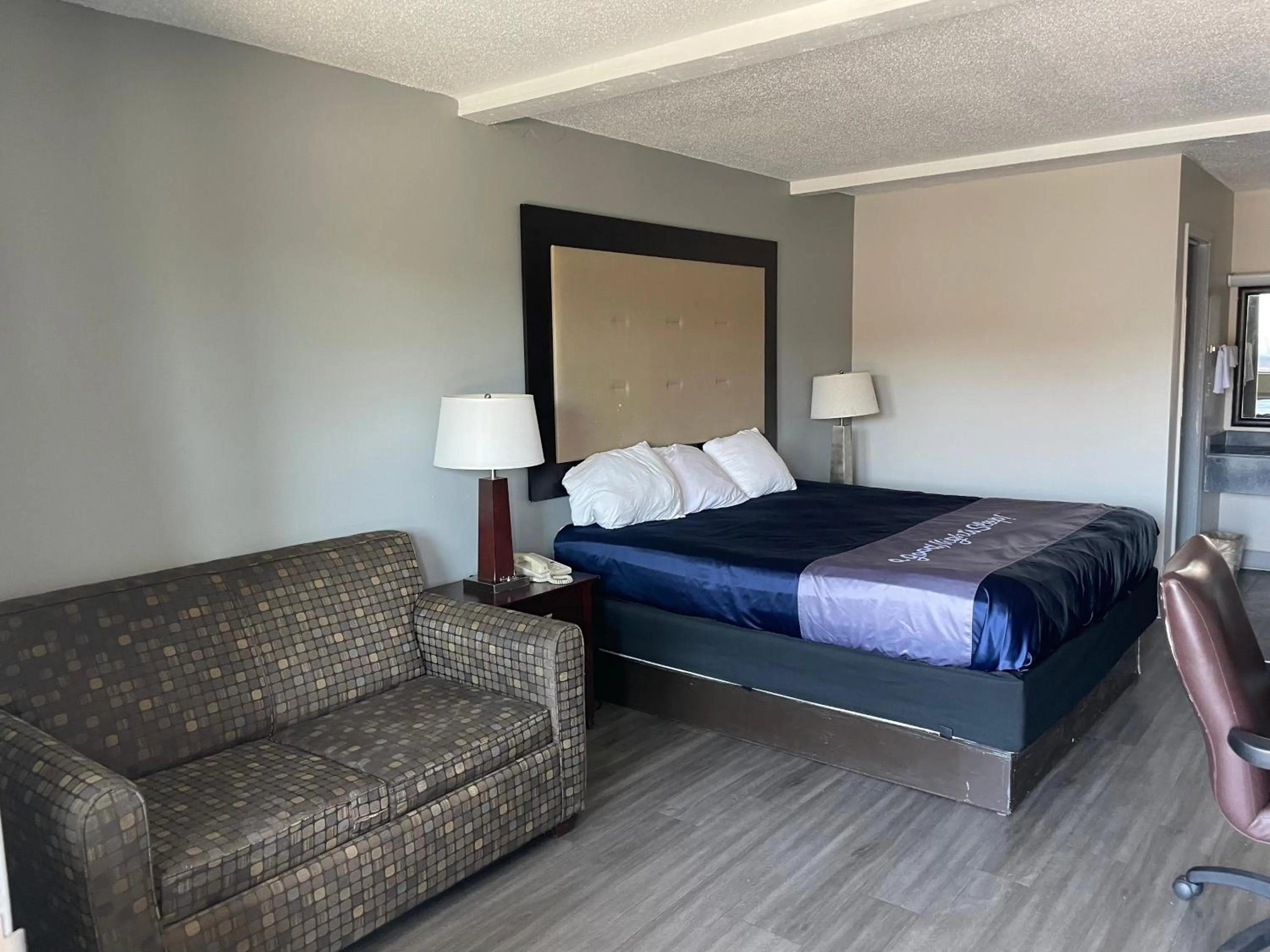 Bed in Scottish Inns - Locust Grove