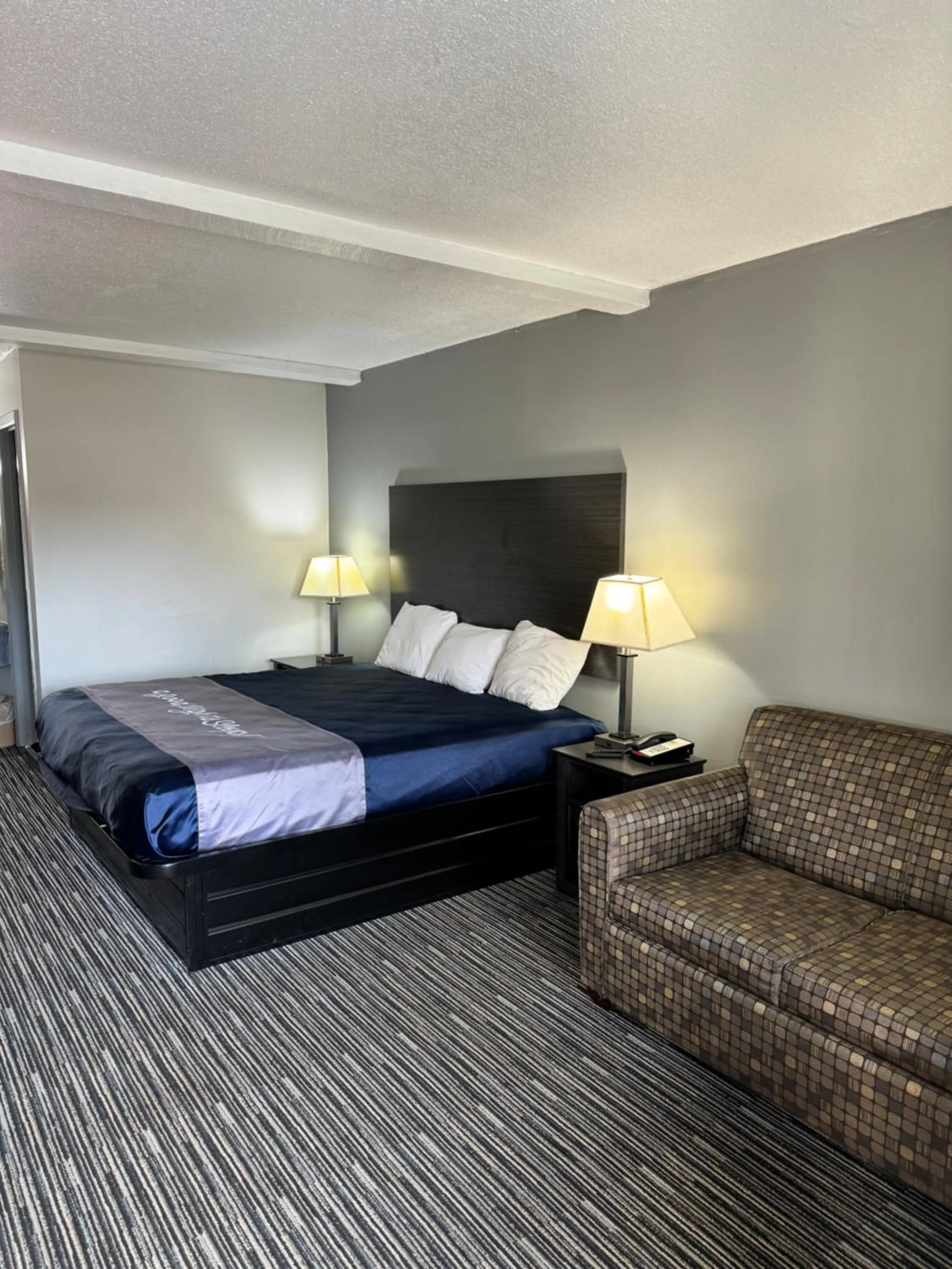 Bed in Scottish Inns - Locust Grove