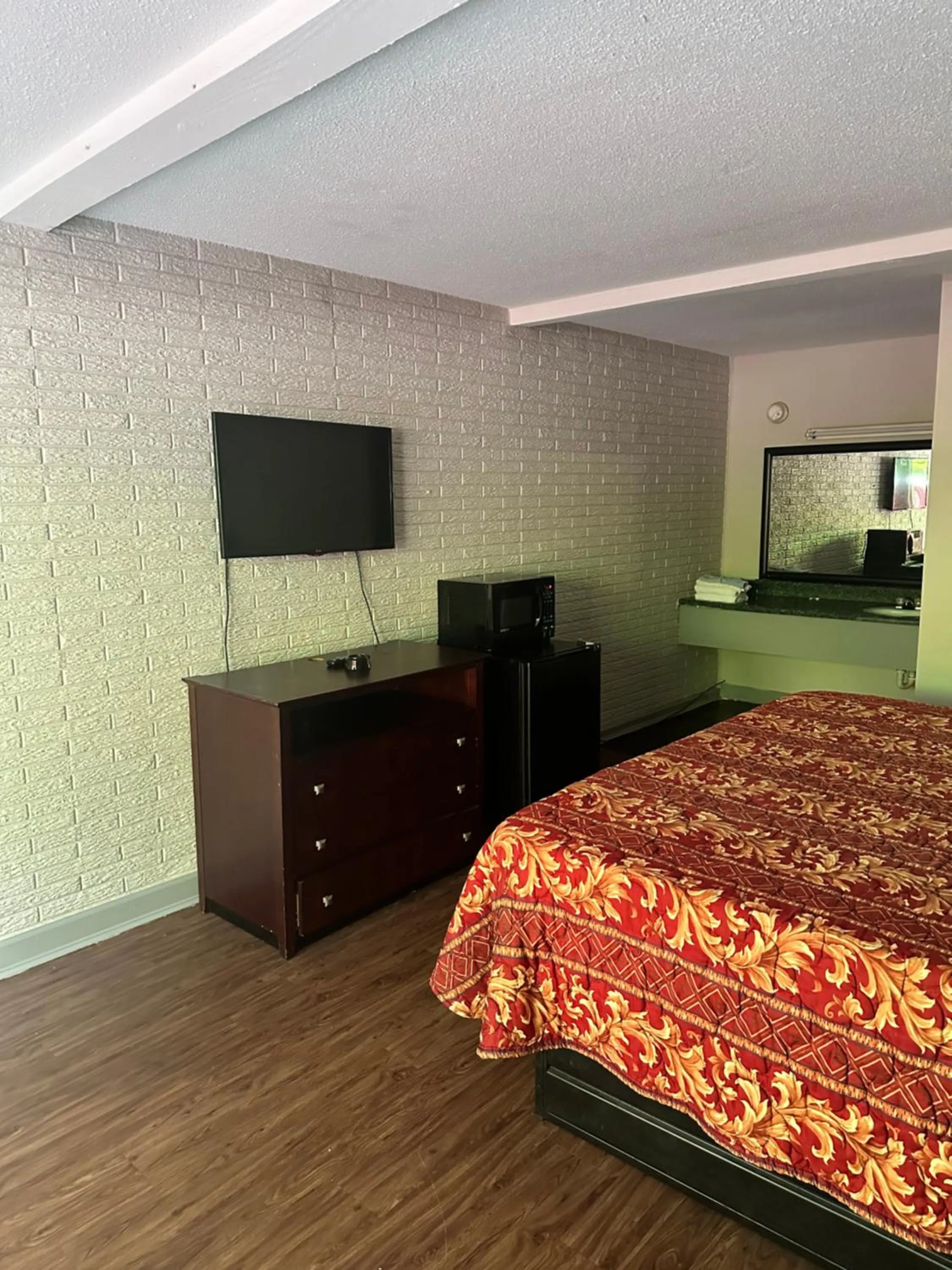 Bed in Scottish Inns - Locust Grove