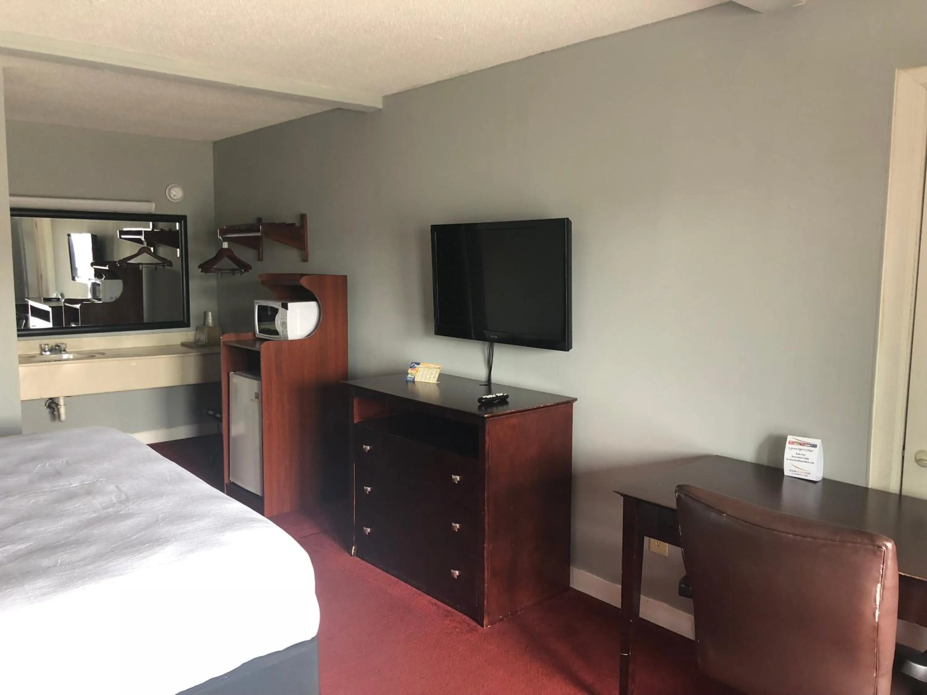 Bed in Scottish Inns - Locust Grove