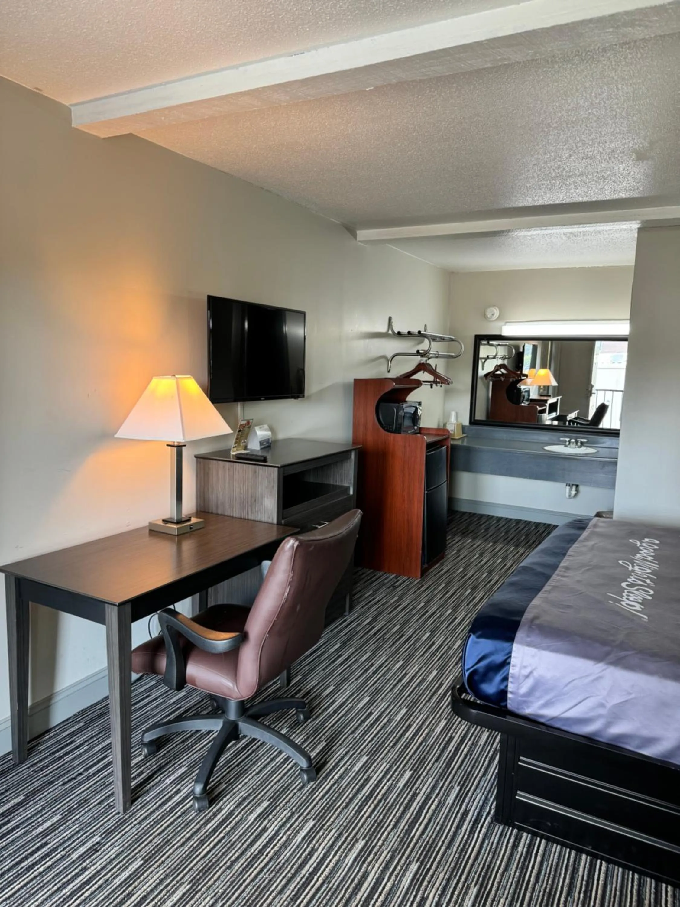 Bed in Scottish Inns - Locust Grove