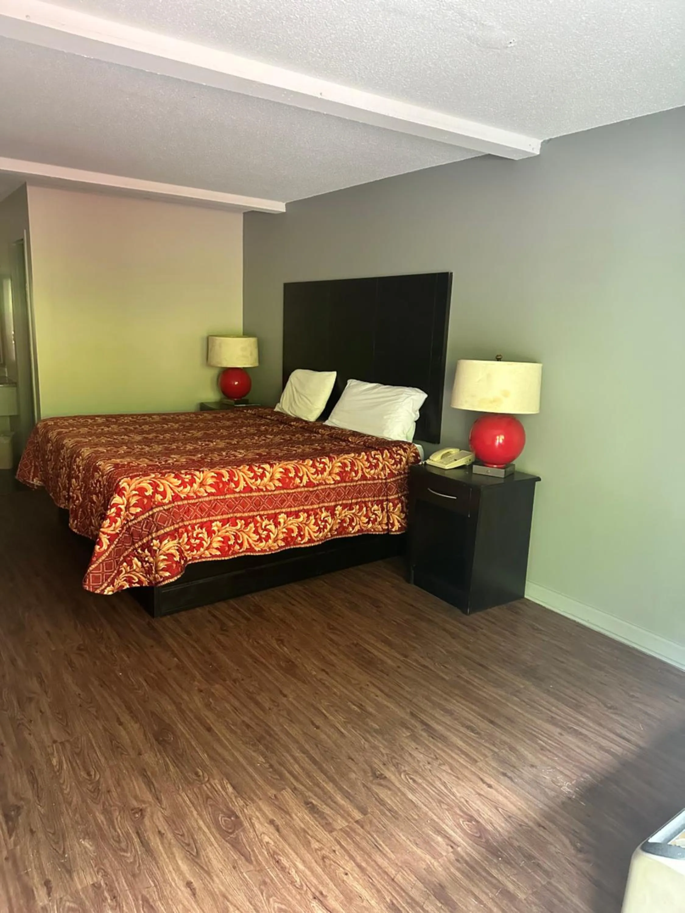 Bed in Scottish Inns - Locust Grove