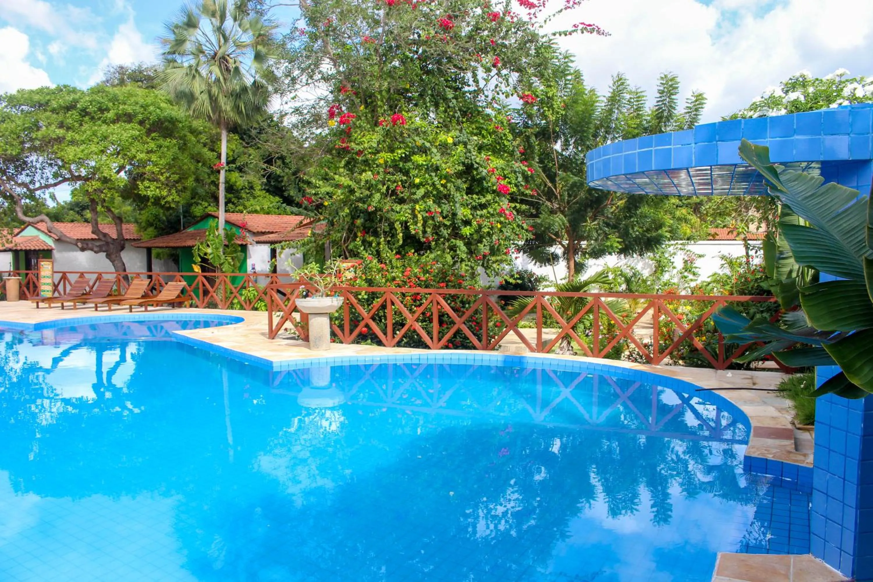 Swimming pool in Pousada e Restaurante Paraíso Natural
