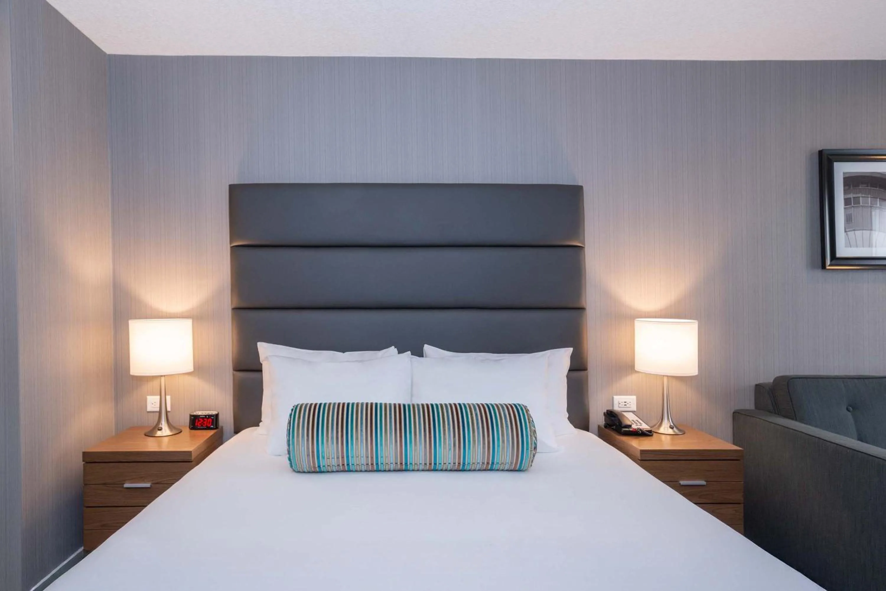 Photo of the whole room, Bed in Sandman Signature Calgary Downtown Hotel