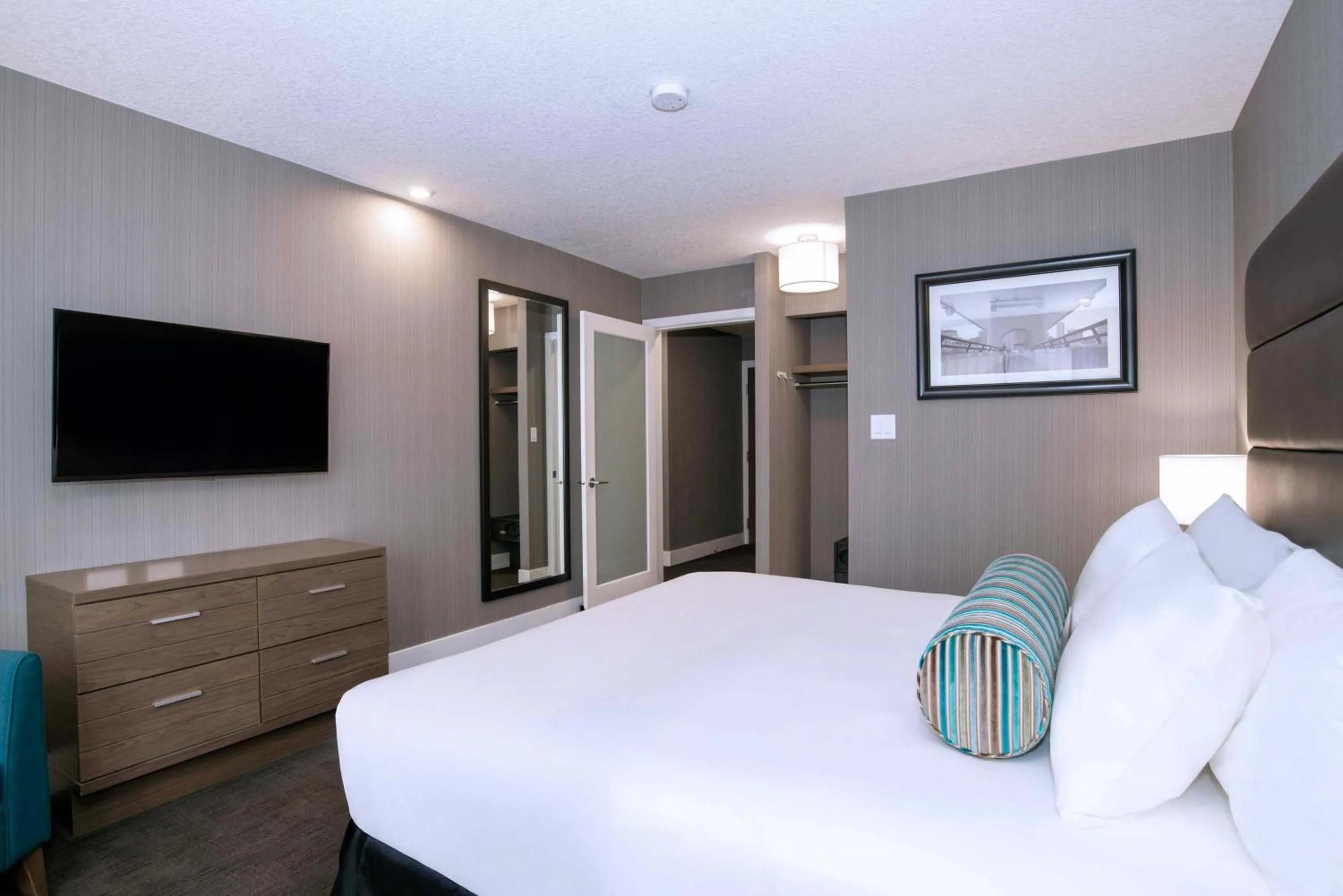 Photo of the whole room, Bed in Sandman Signature Calgary Downtown Hotel