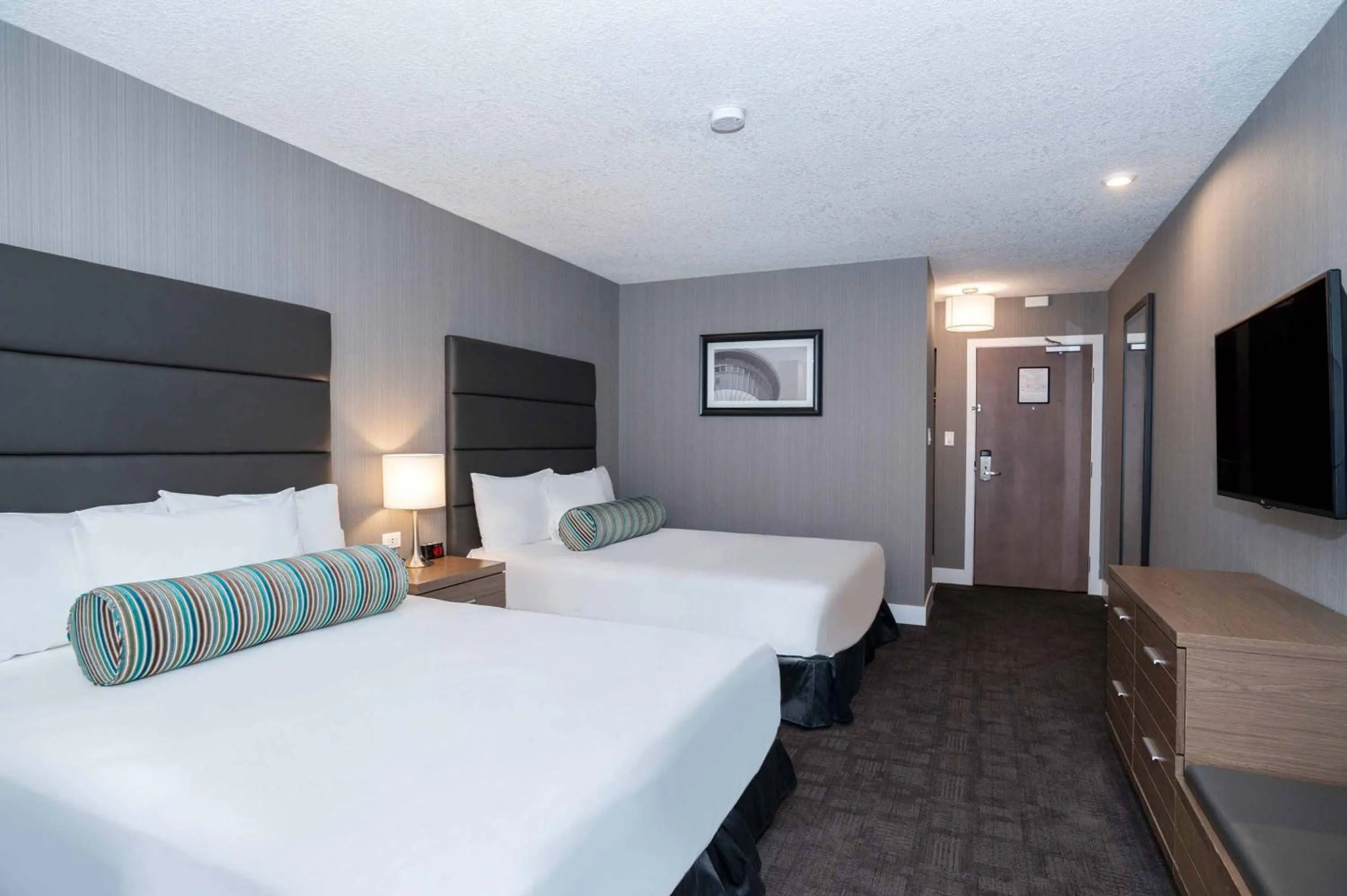 Photo of the whole room, Bed in Sandman Signature Calgary Downtown Hotel