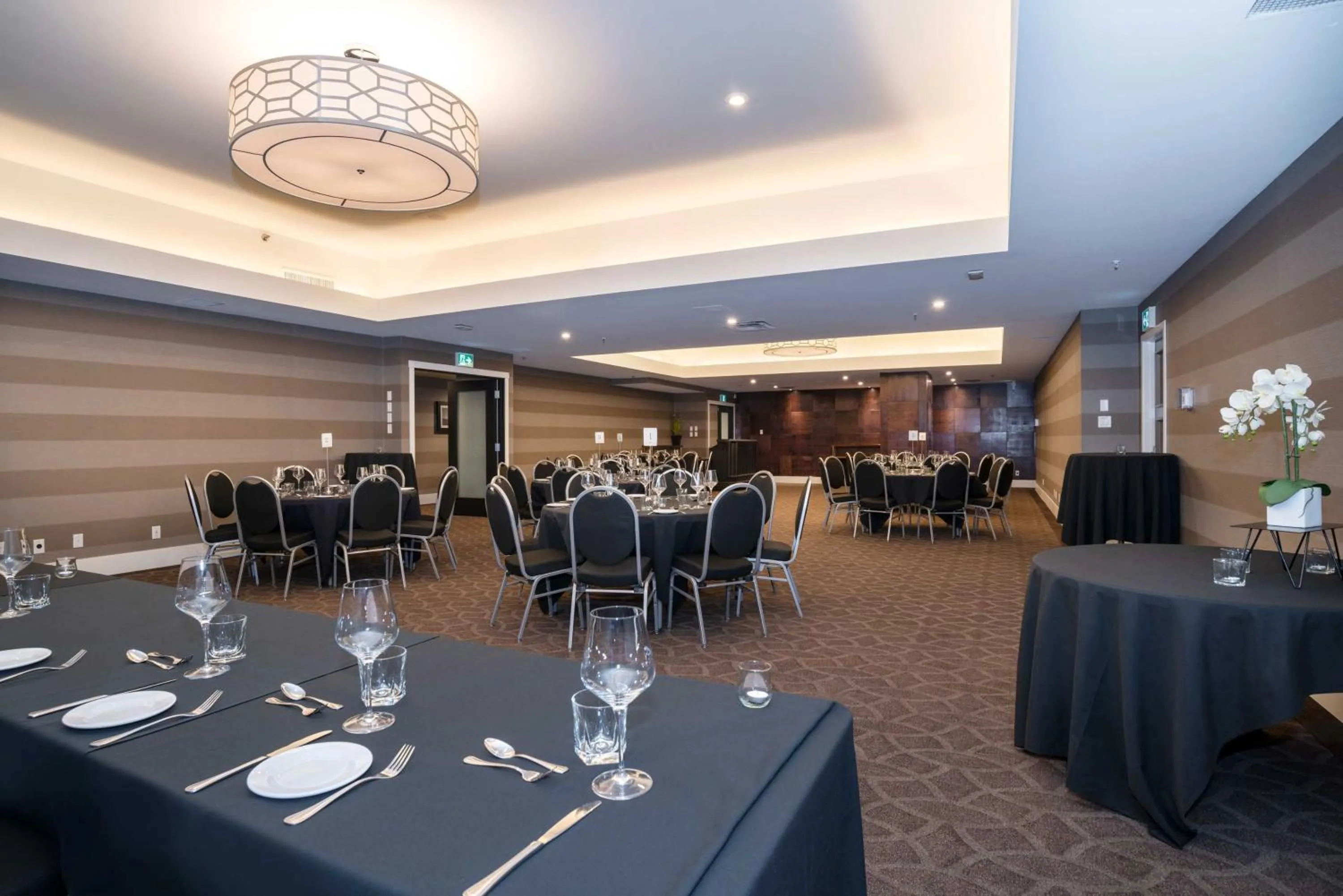 Meeting/conference room in Sandman Signature Calgary Downtown Hotel