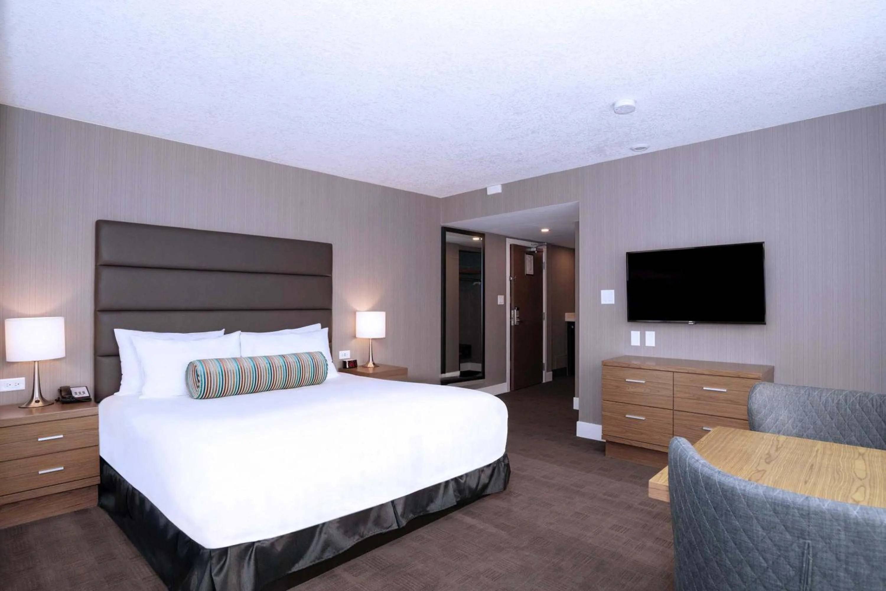 Photo of the whole room, Bed in Sandman Signature Calgary Downtown Hotel