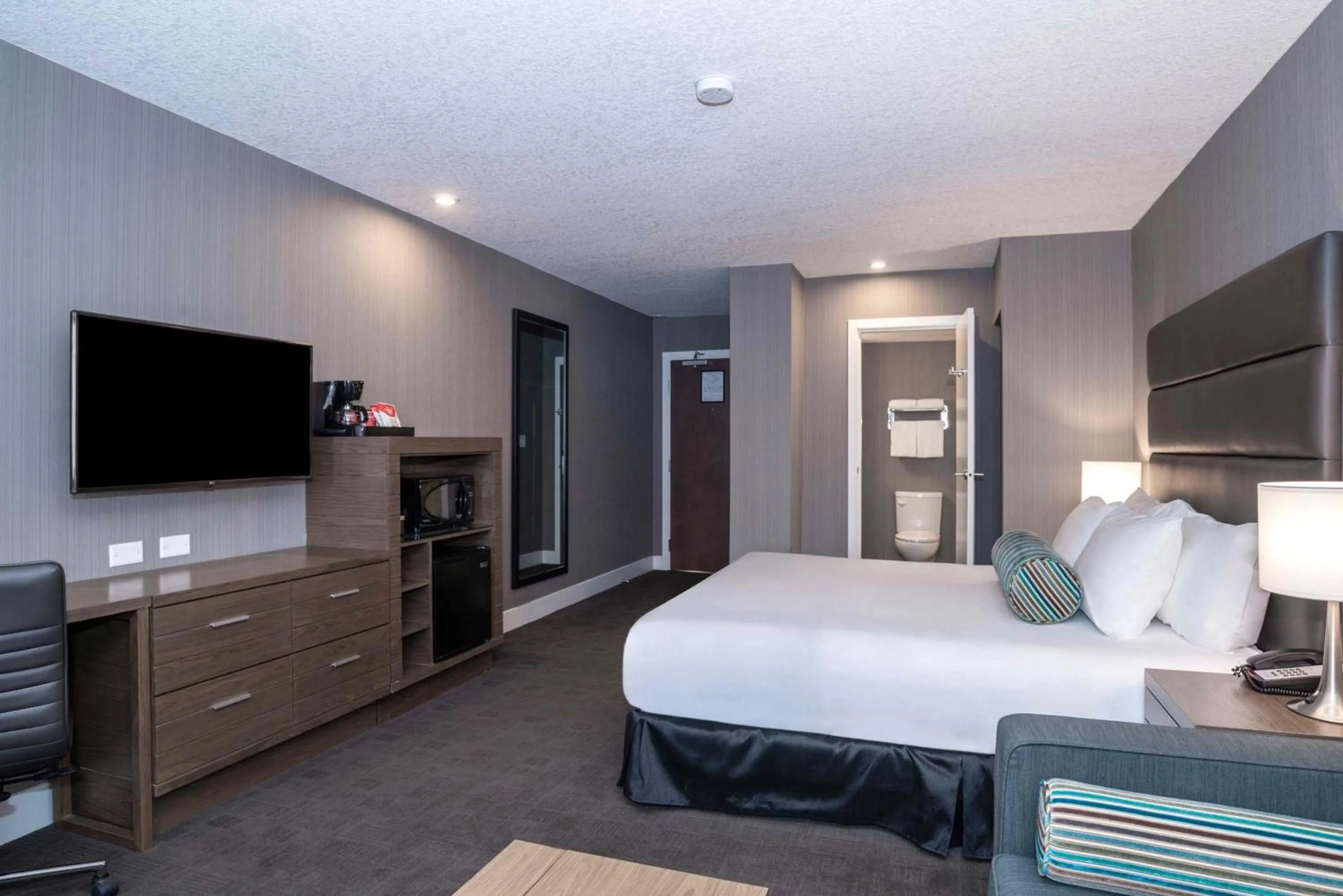 Photo of the whole room, Bed in Sandman Signature Calgary Downtown Hotel