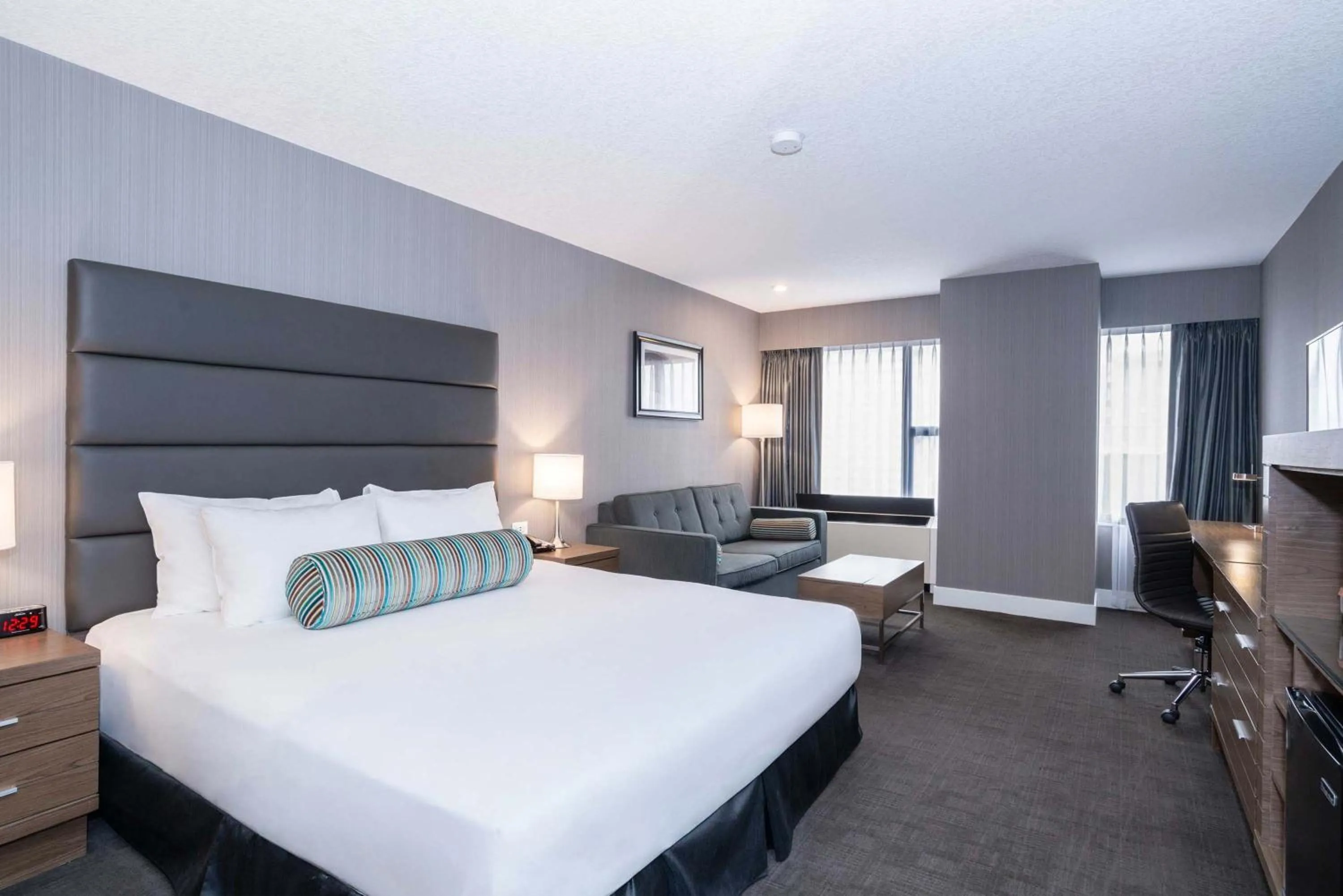Photo of the whole room, Bed in Sandman Signature Calgary Downtown Hotel