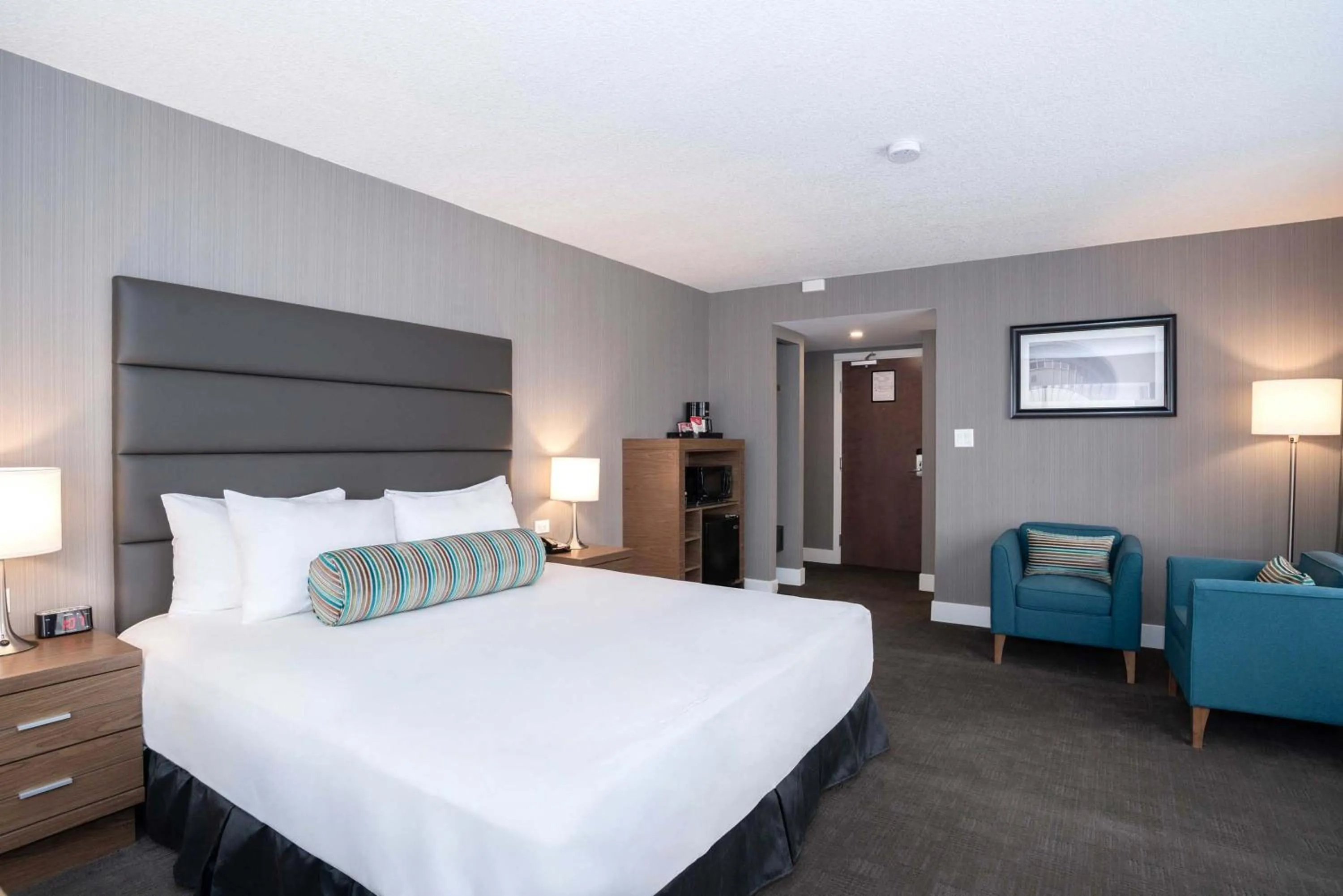 Photo of the whole room, Bed in Sandman Signature Calgary Downtown Hotel