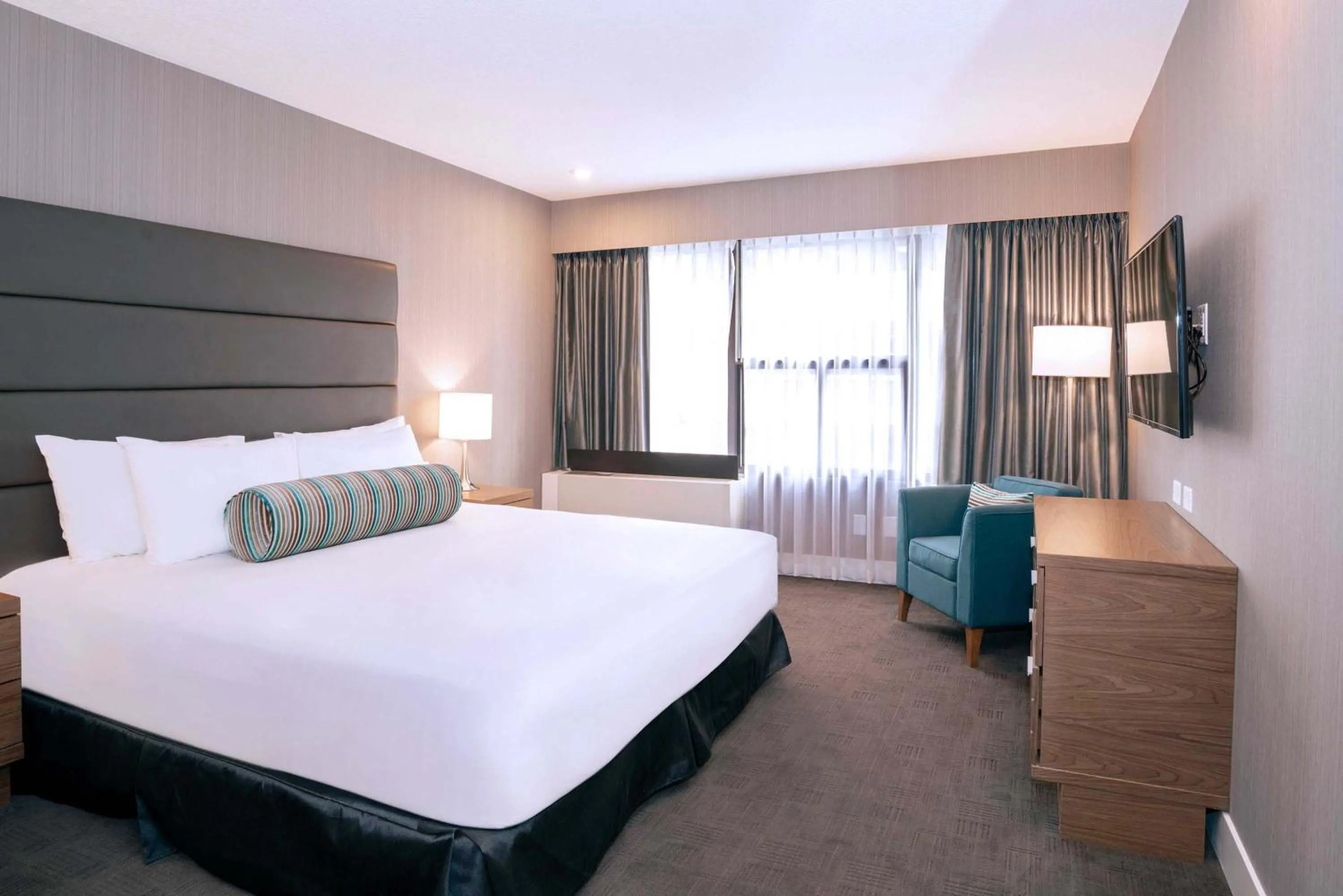 Photo of the whole room, Bed in Sandman Signature Calgary Downtown Hotel