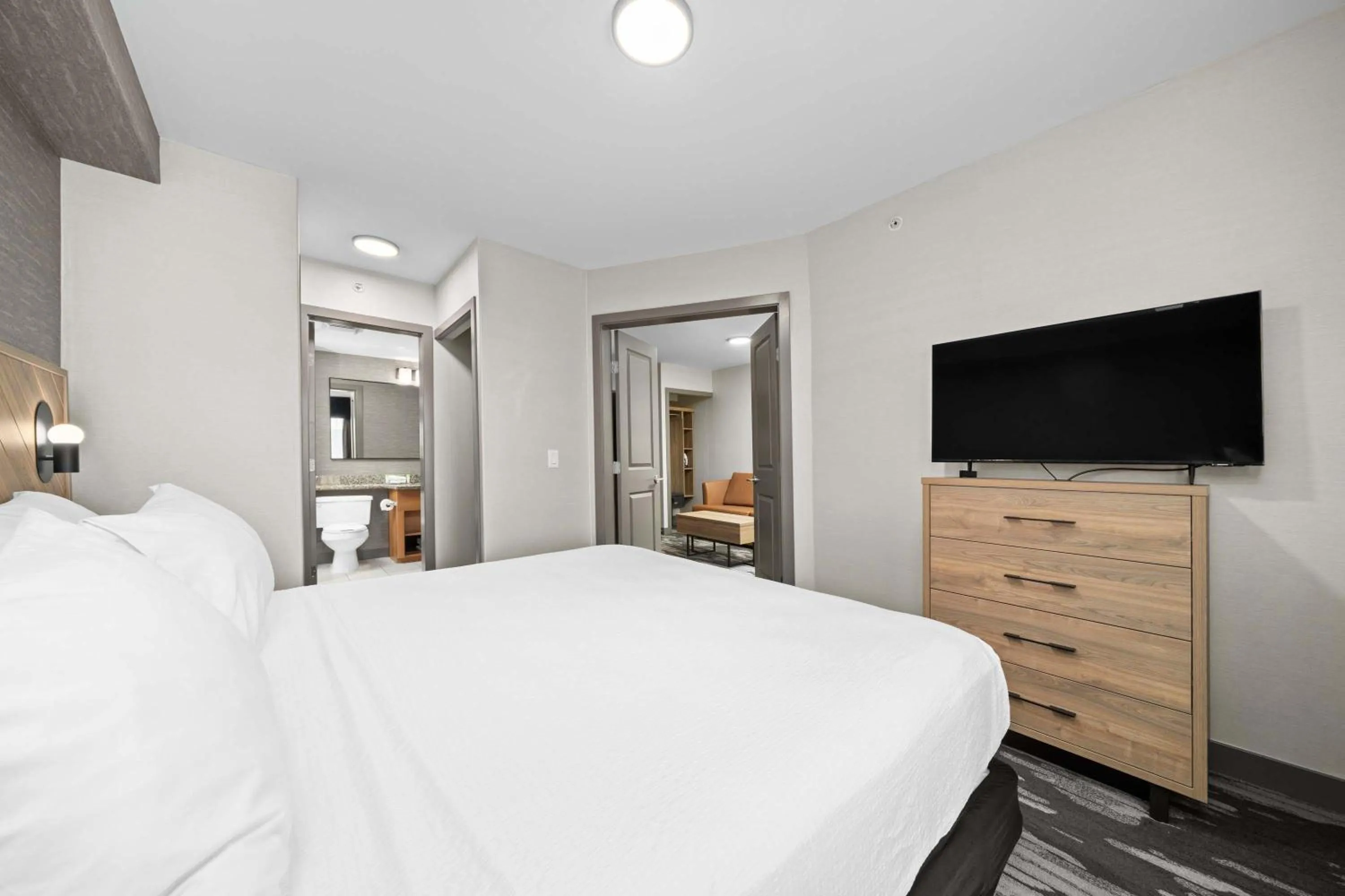 Photo of the whole room, Bed in Sandman Hotel Calgary Airport