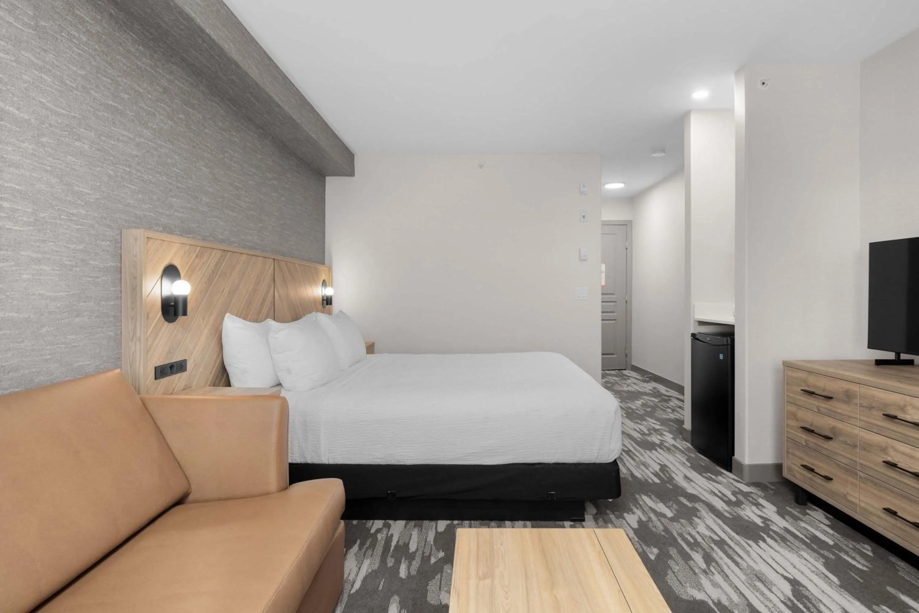 Photo of the whole room, Bed in Sandman Hotel Calgary Airport