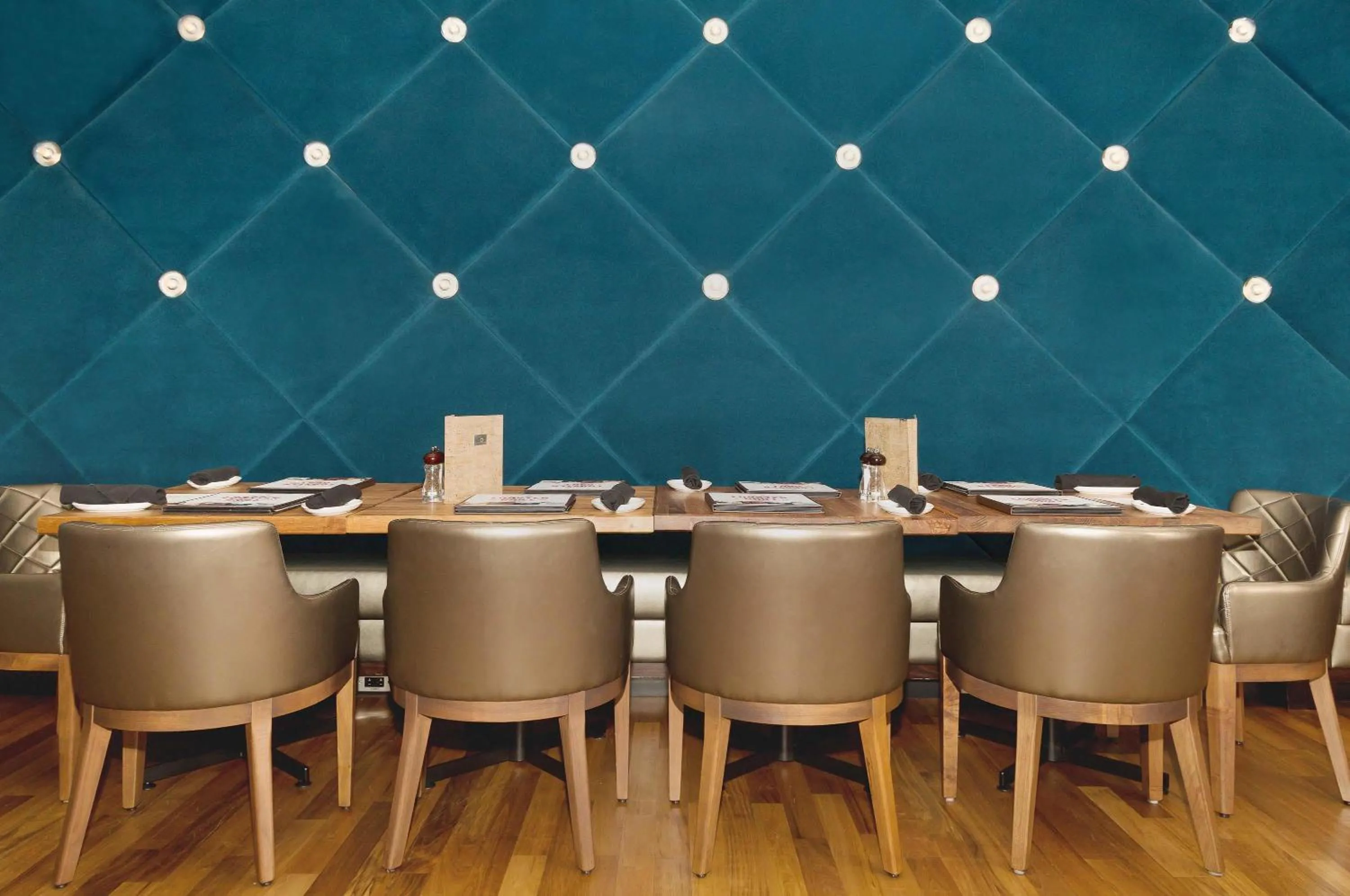 Restaurant/places to eat in Sandman Hotel Calgary Airport