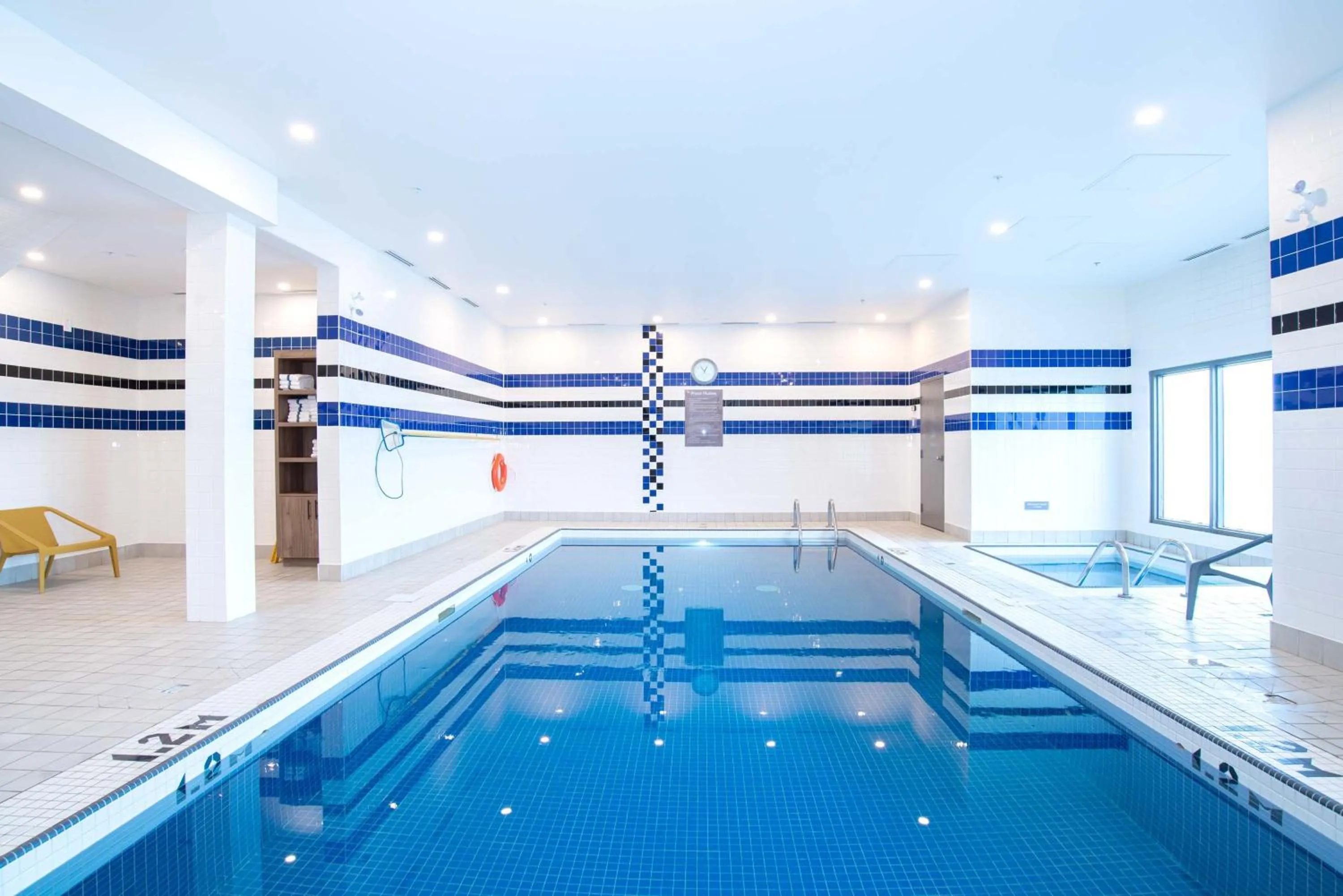 Swimming pool in Sandman Hotel Calgary Airport