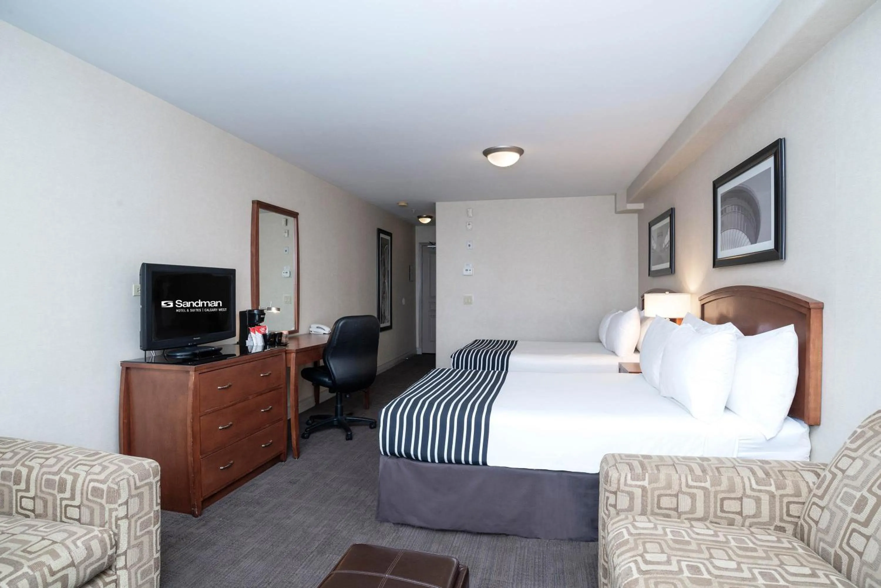 Photo of the whole room, Bed in Sandman Hotel & Suites Calgary West