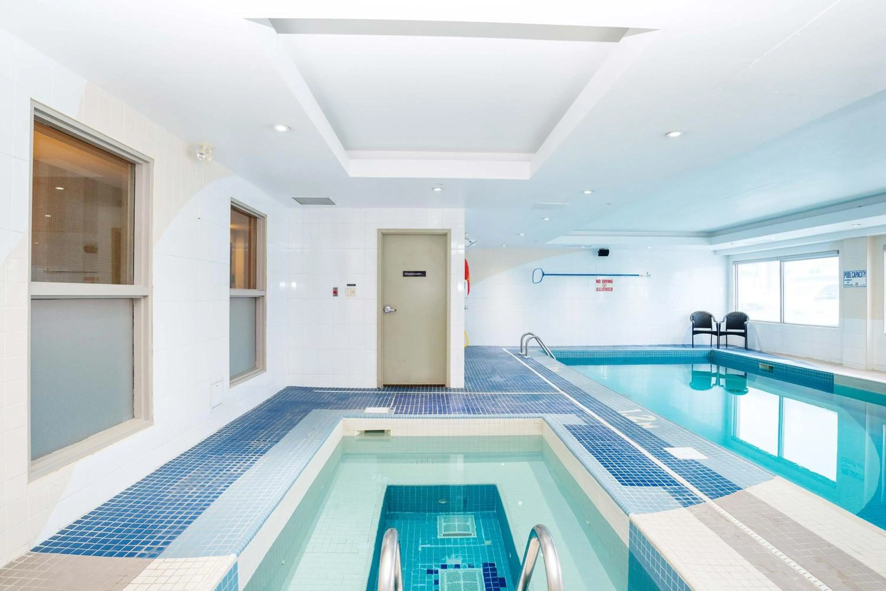 Swimming pool in Sandman Hotel & Suites Calgary West