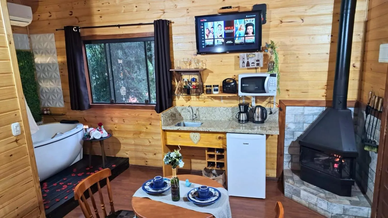 Photo of the whole room in Chalé Temático em Pipa de Vinho - Parada da Pipa Chalés