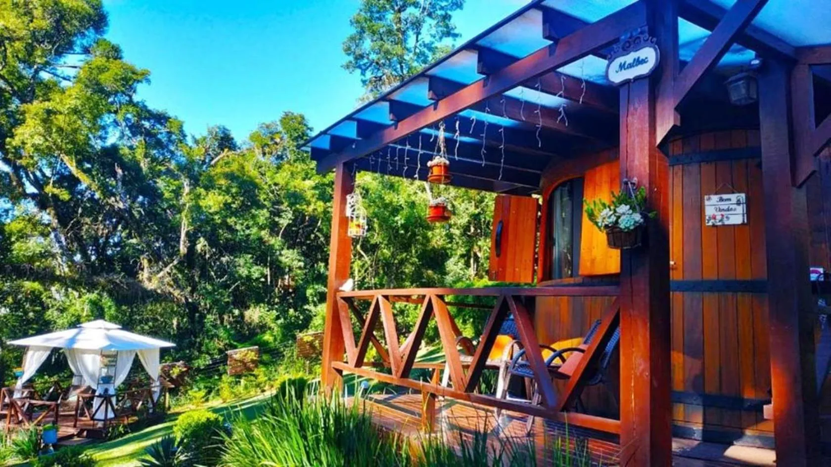 Facade/entrance in Chalé Temático em Pipa de Vinho - Parada da Pipa Chalés