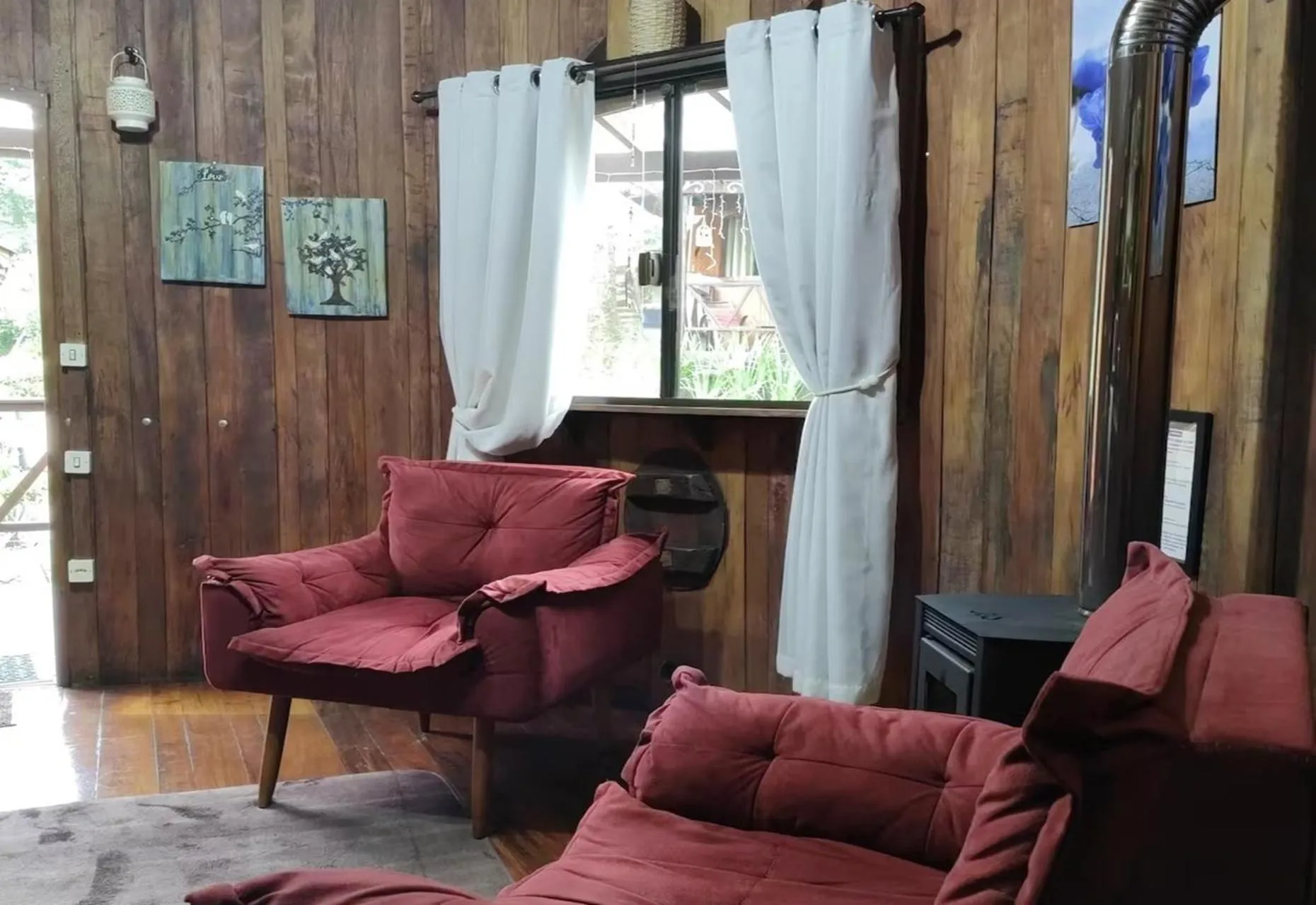 fireplace in Chalé Temático em Pipa de Vinho - Parada da Pipa Chalés