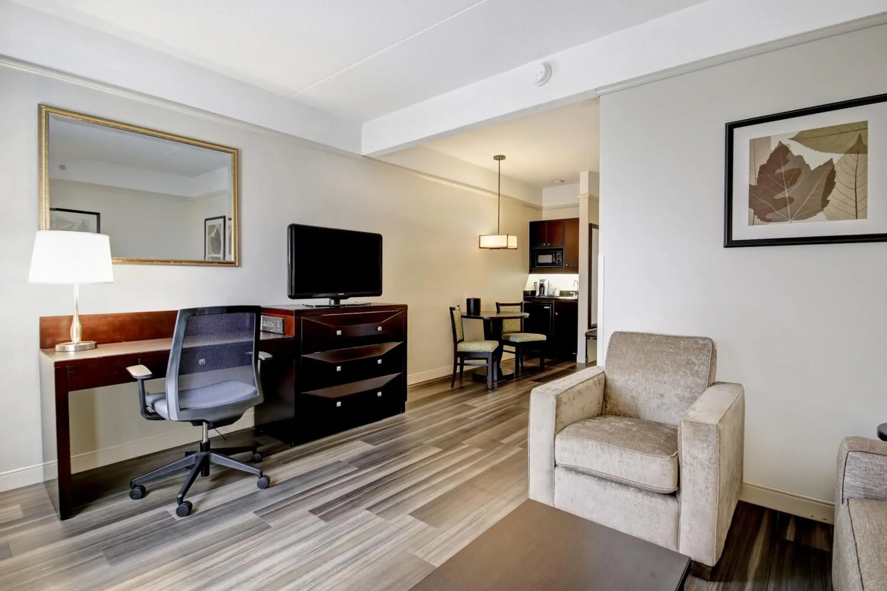 One-Bedroom King Suite in Holiday Inn Windsor - Ambassador Bridge by IHG One-Bedroom King Suite in Holiday Inn Windsor - Ambassador Bridge by IHG