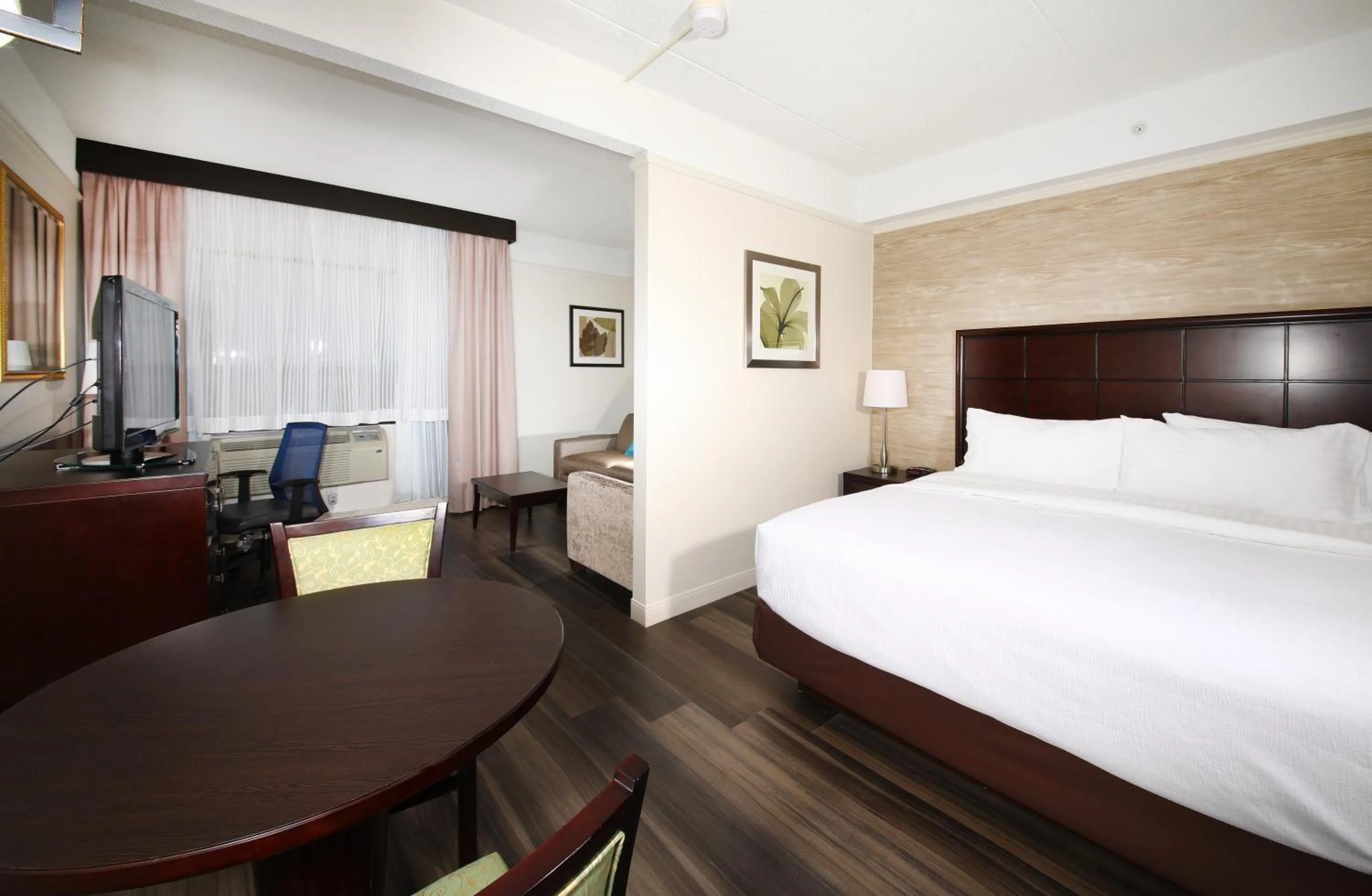 Photo of the whole room, Bed in Holiday Inn Windsor - Ambassador Bridge by IHG