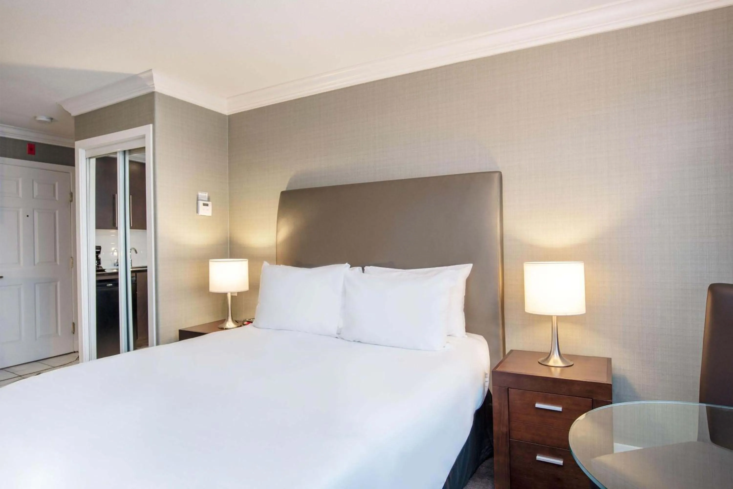 Photo of the whole room, Bed in Sandman Hotel Vancouver Airport