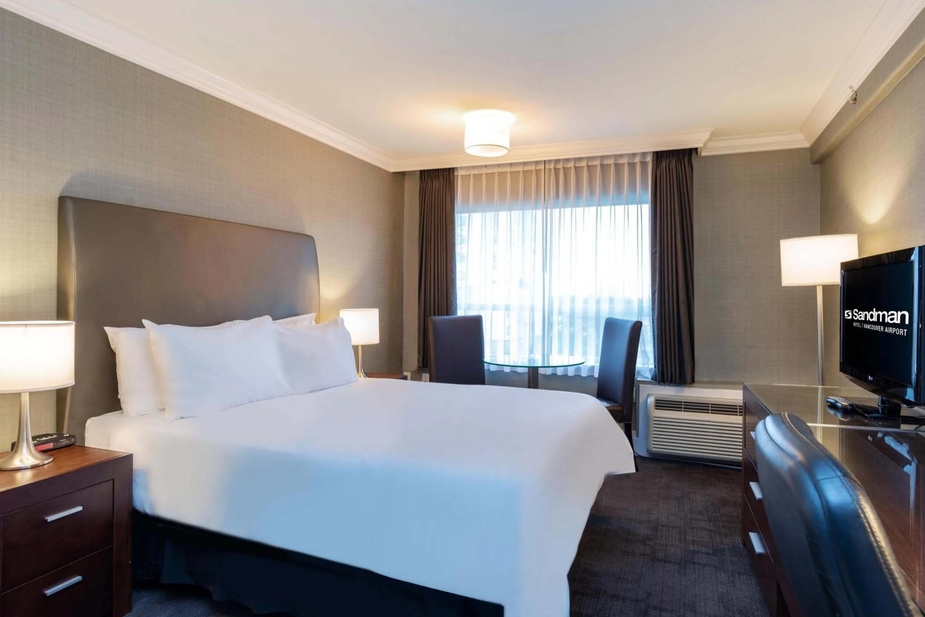 Photo of the whole room, Bed in Sandman Hotel Vancouver Airport