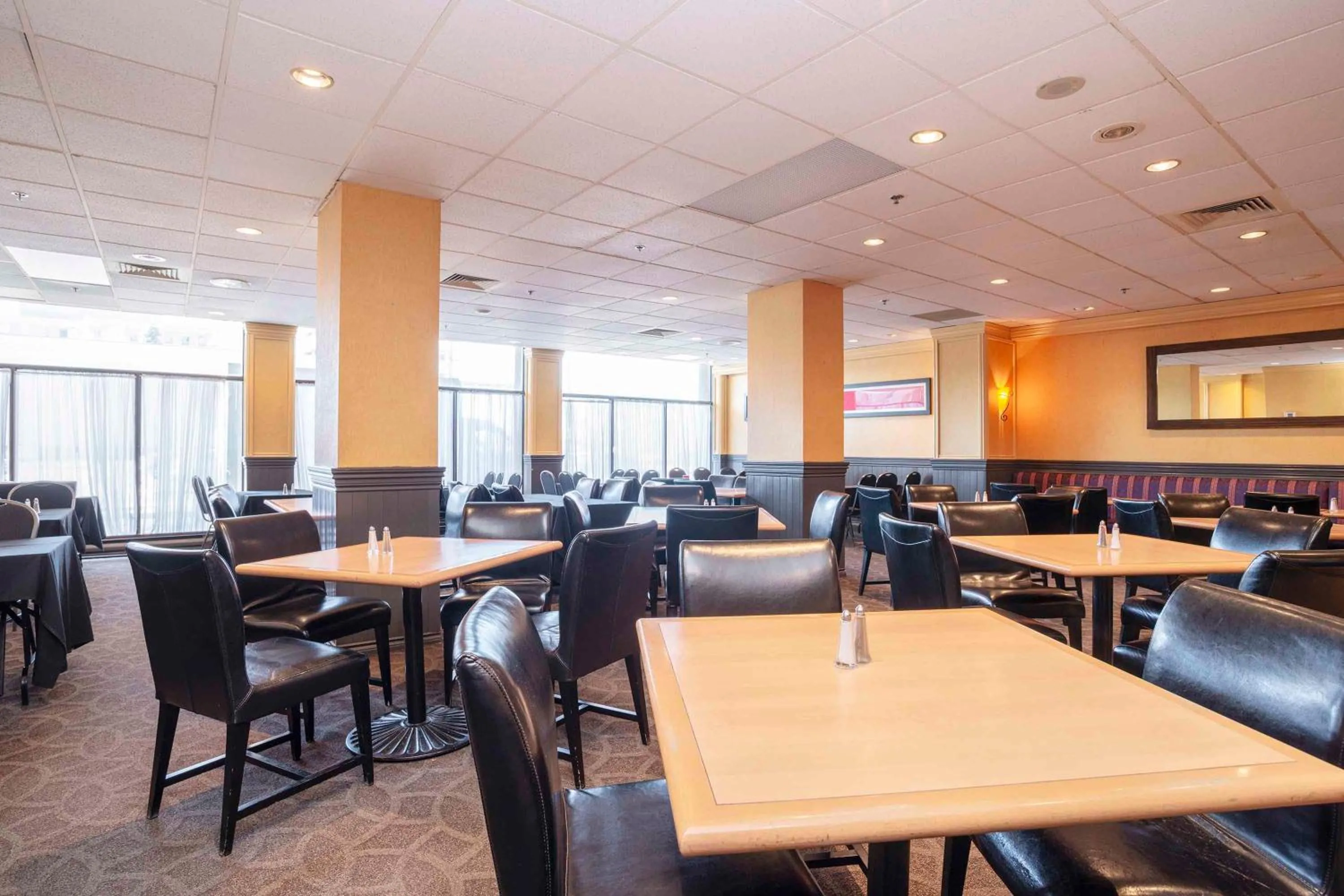 Restaurant/places to eat in Sandman Hotel Montreal - Longueuil