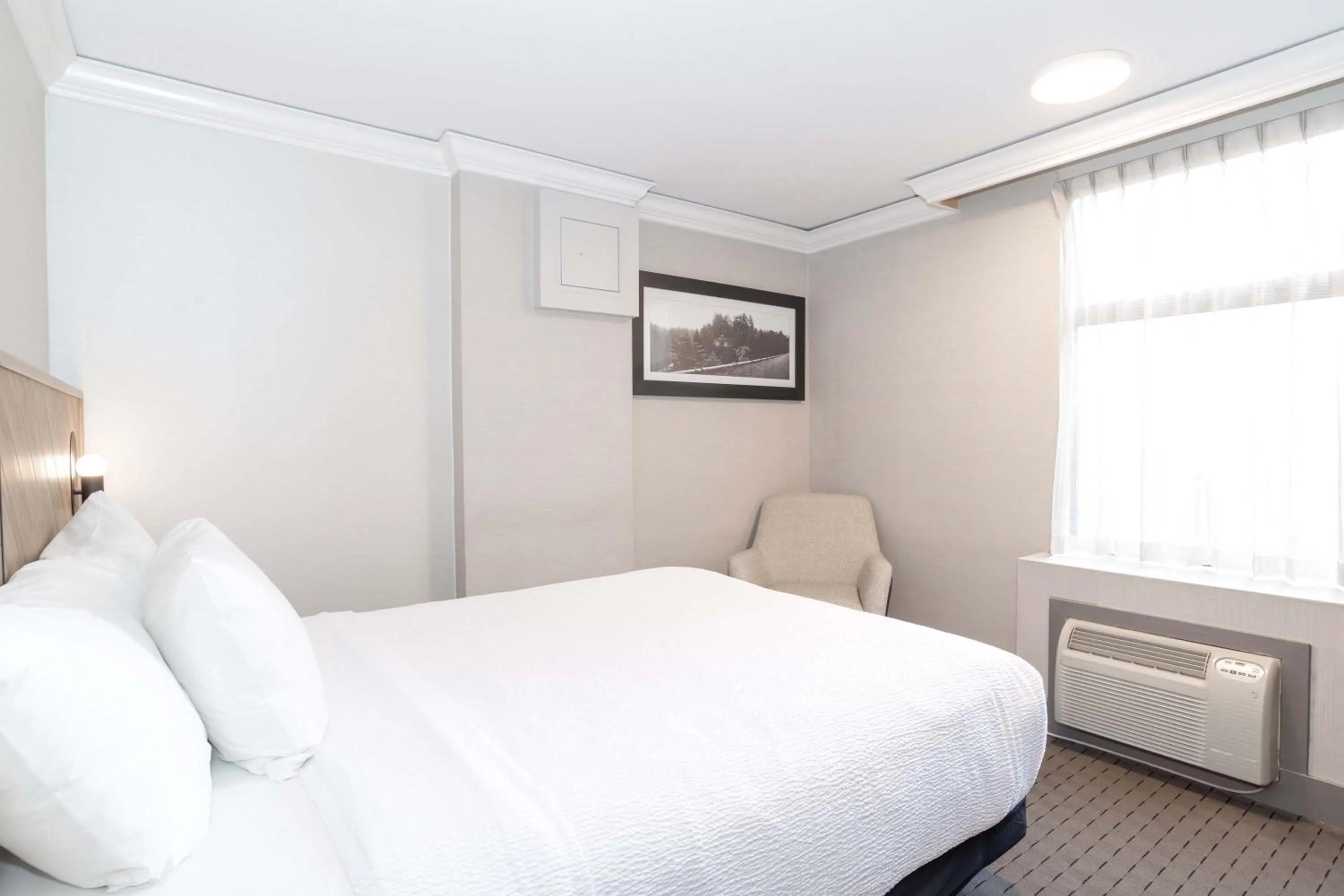 Photo of the whole room, Bed in Sandman Signature Vancouver Downtown Hotel