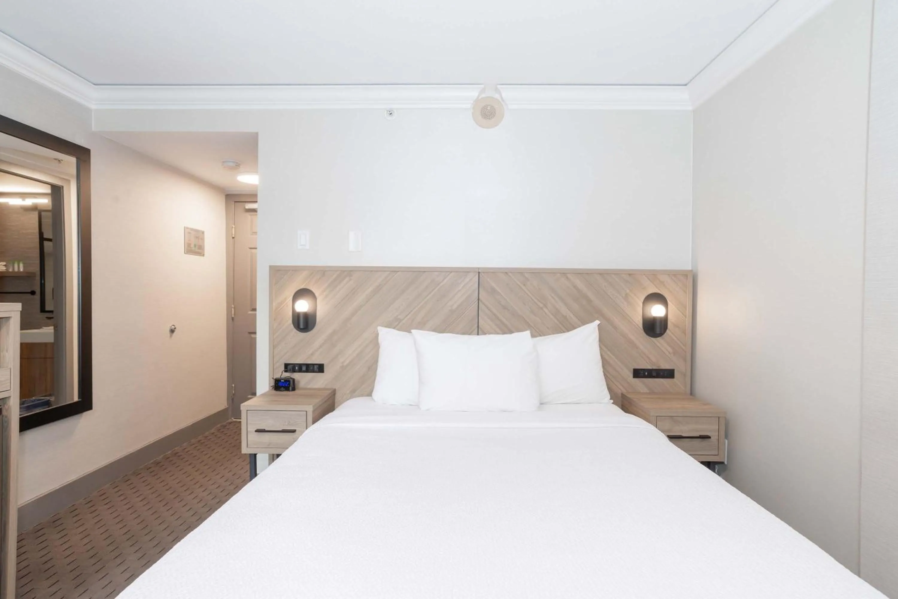 Photo of the whole room, Bed in Sandman Signature Vancouver Downtown Hotel